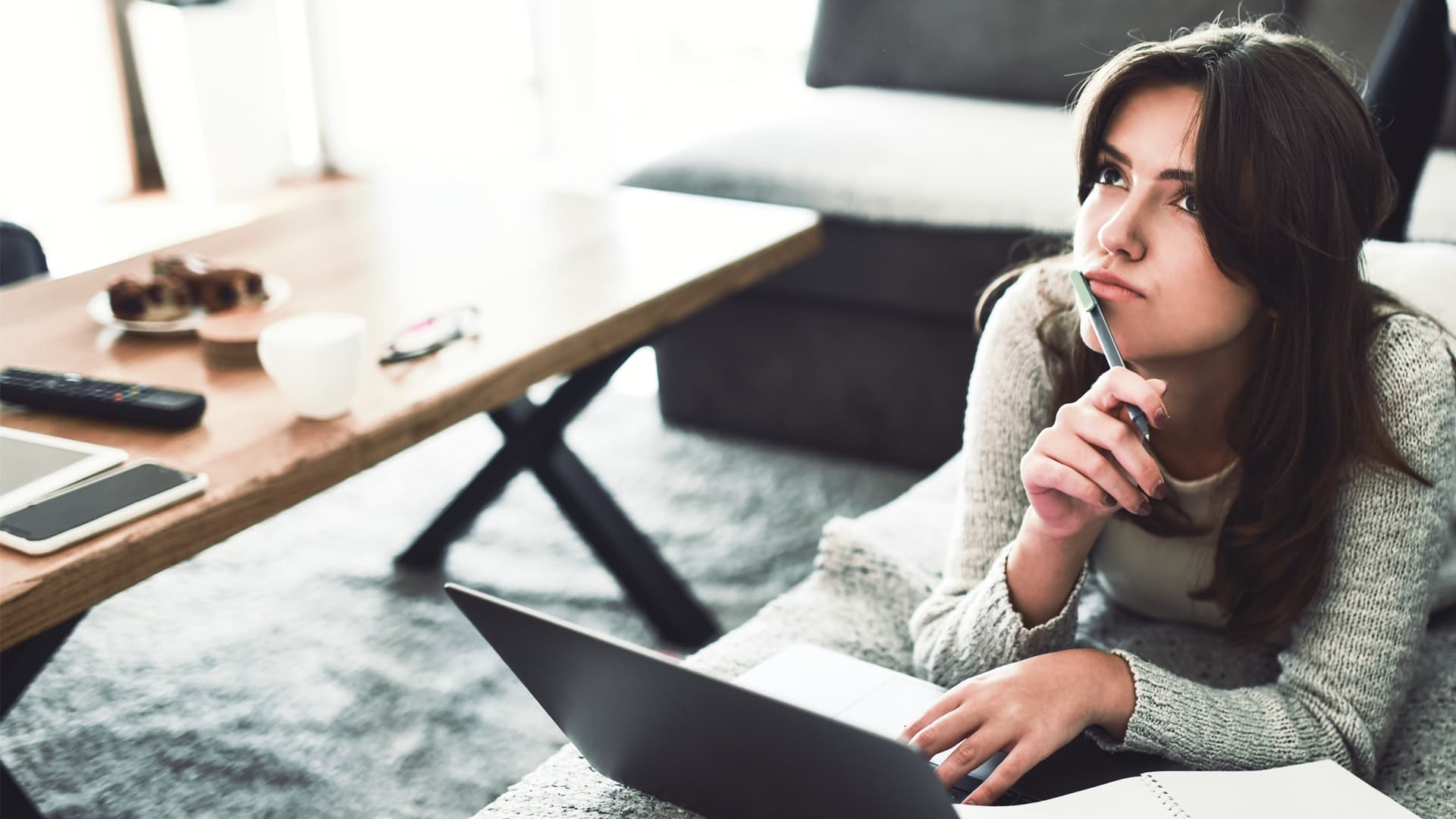 Titelbild für Artikel “Jobs mit Hauptschulabschluss”: Studentin mit Laptop liegt auf dem Sofa