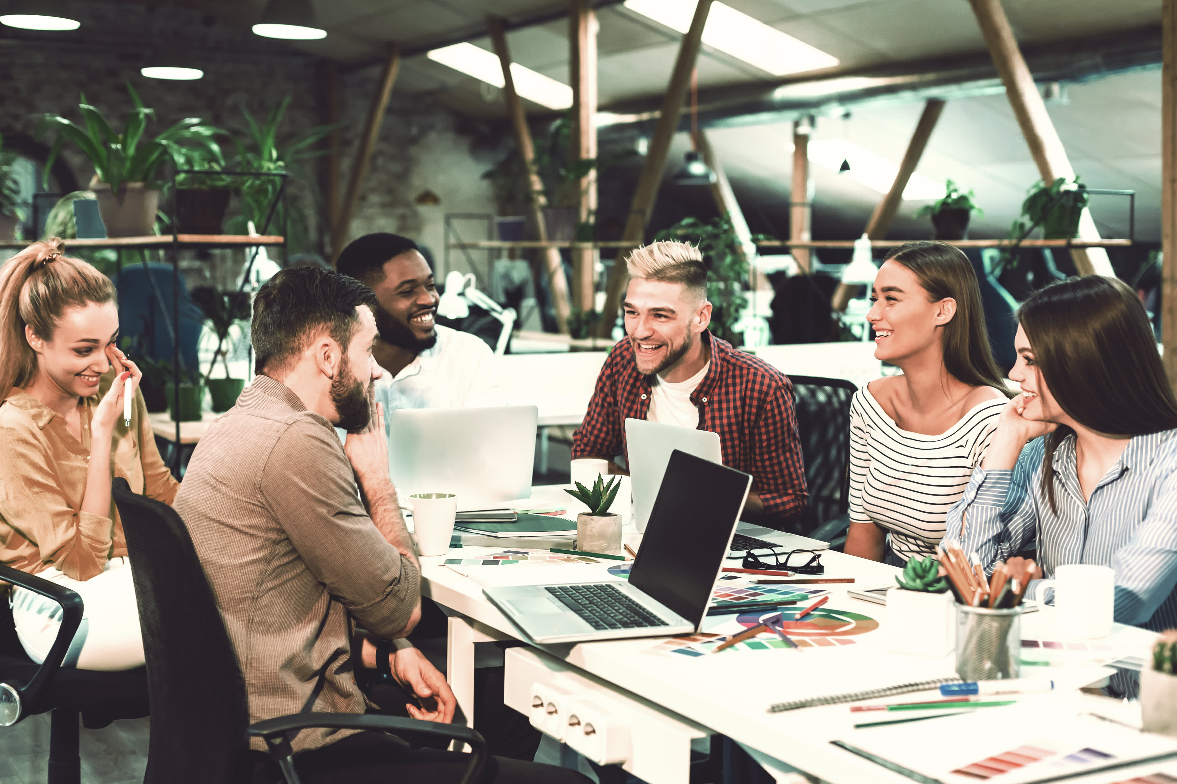 Team diskutiert in modernem Büro