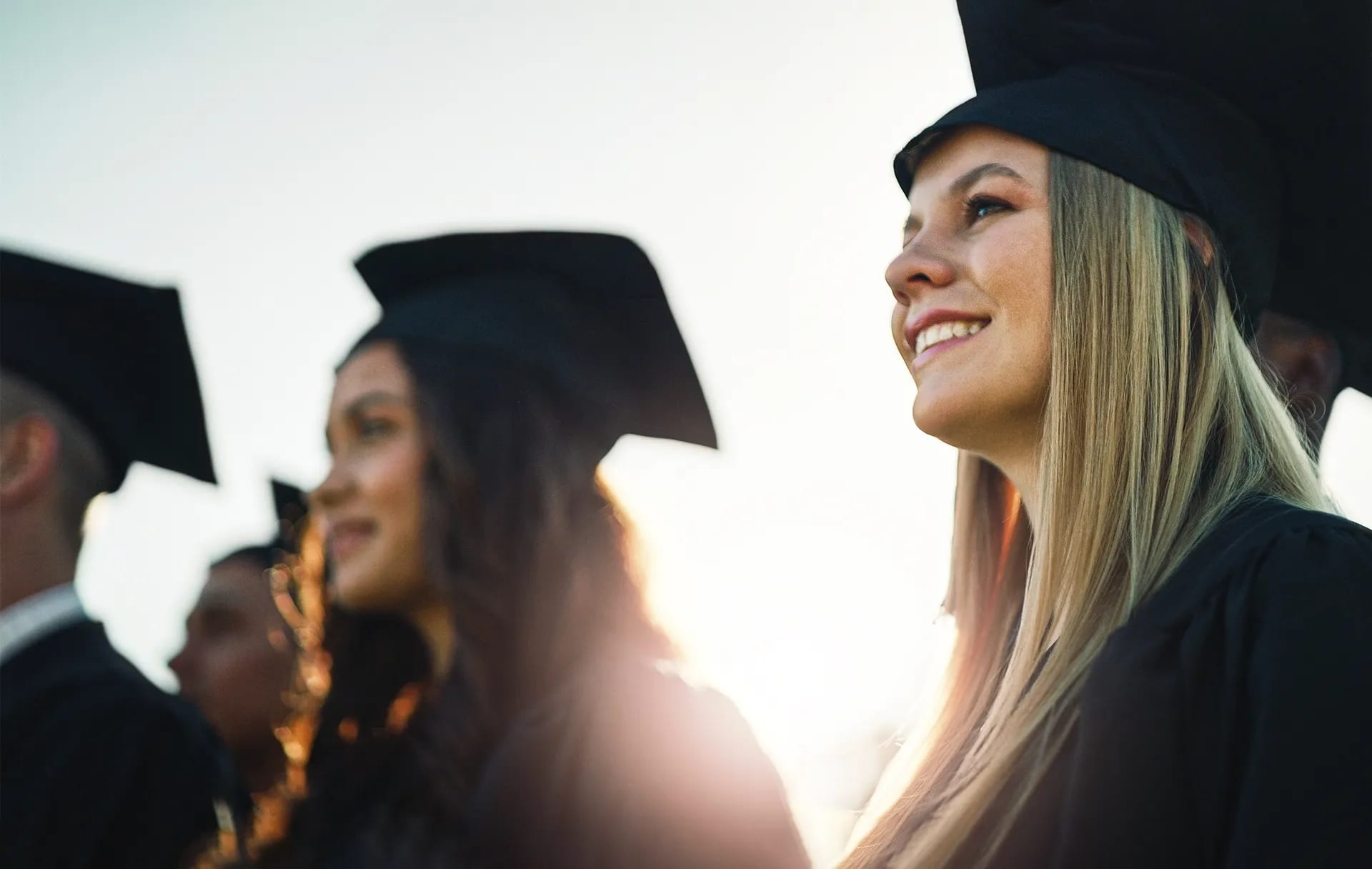 Titelbild zum Artikel "Akademischer Abschluss": Studierende im Talar feiern akademischem Abschluss