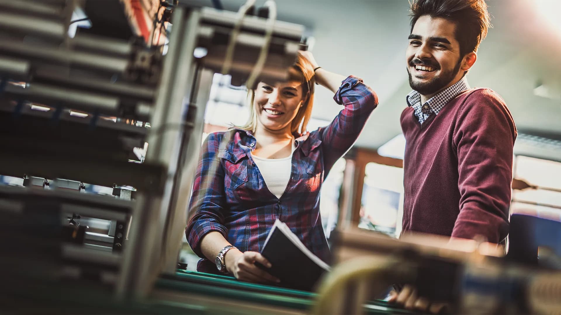 Titelbild zum Artikel "Arbeiten neben dem Studium": Zwei Studierende bei der Arbeit im Nebenjob
