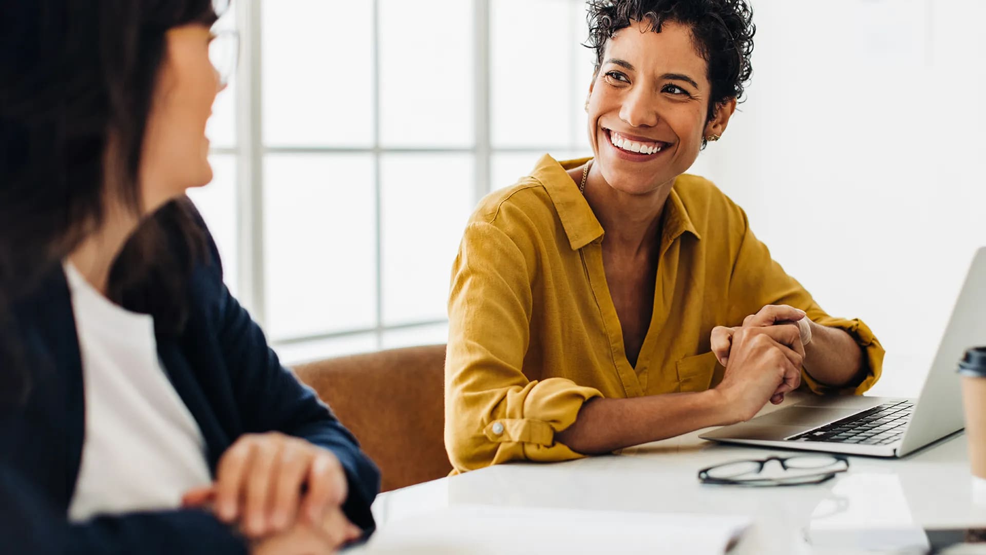 BWL-Studentin am Schreibtisch