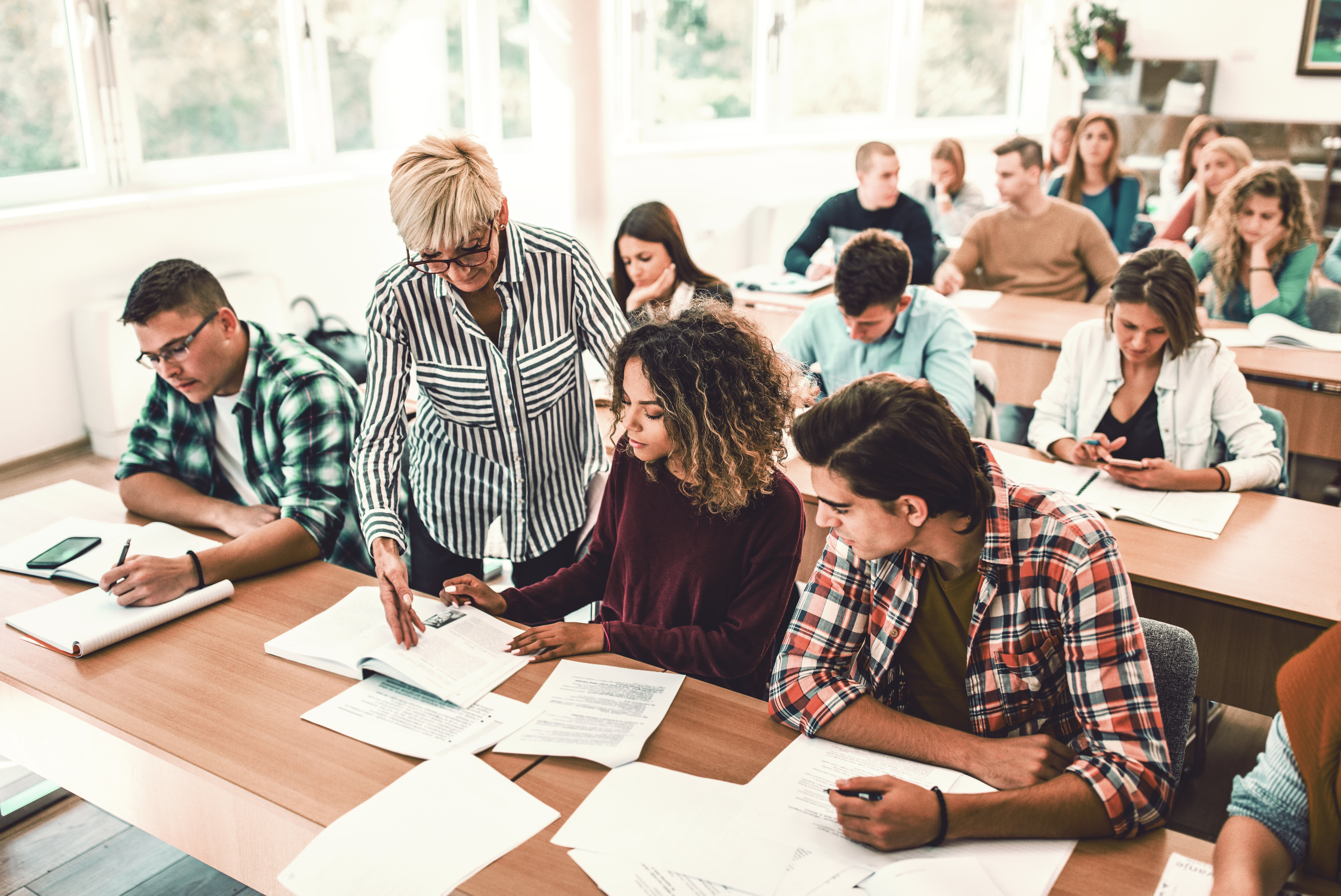 Titelbild für Infoseite "duales Studium Niedersachsen": Vorlesung mit Dozentin und Studierenden