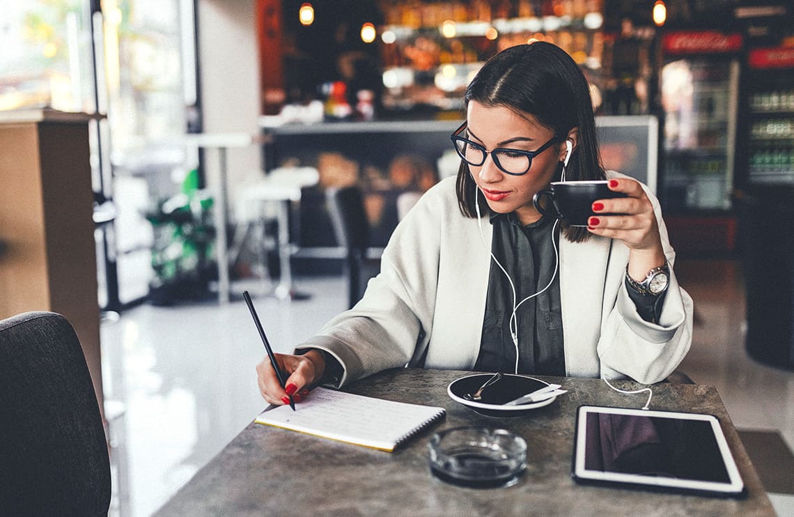 Hintergrund für Titelbild für Infoseite "duales Studium Management": Studentin lernt in Cafe