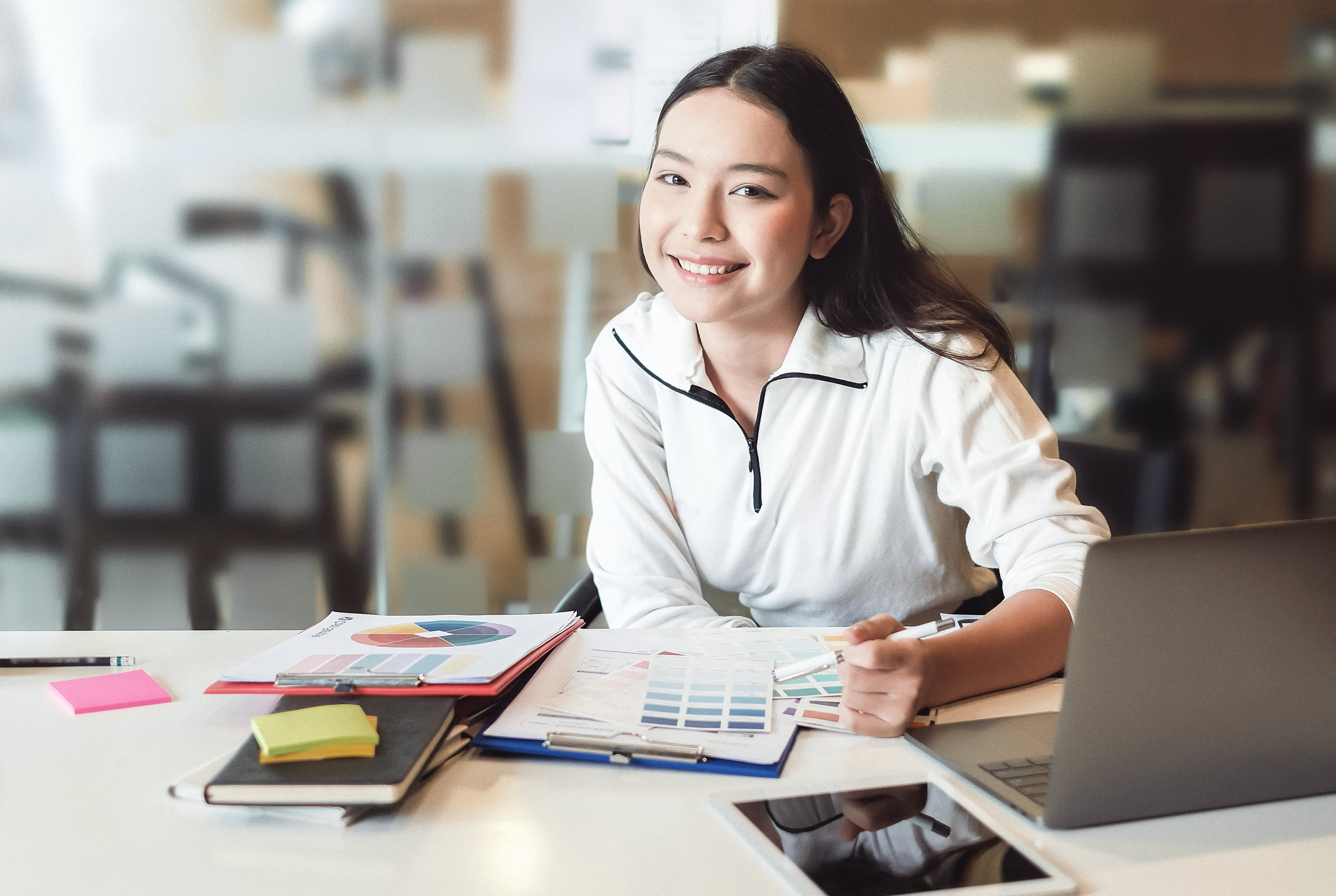 Hintergrund für Titelbild für Infoseite "duales Studium Medien": lachende Studentin am Laptop