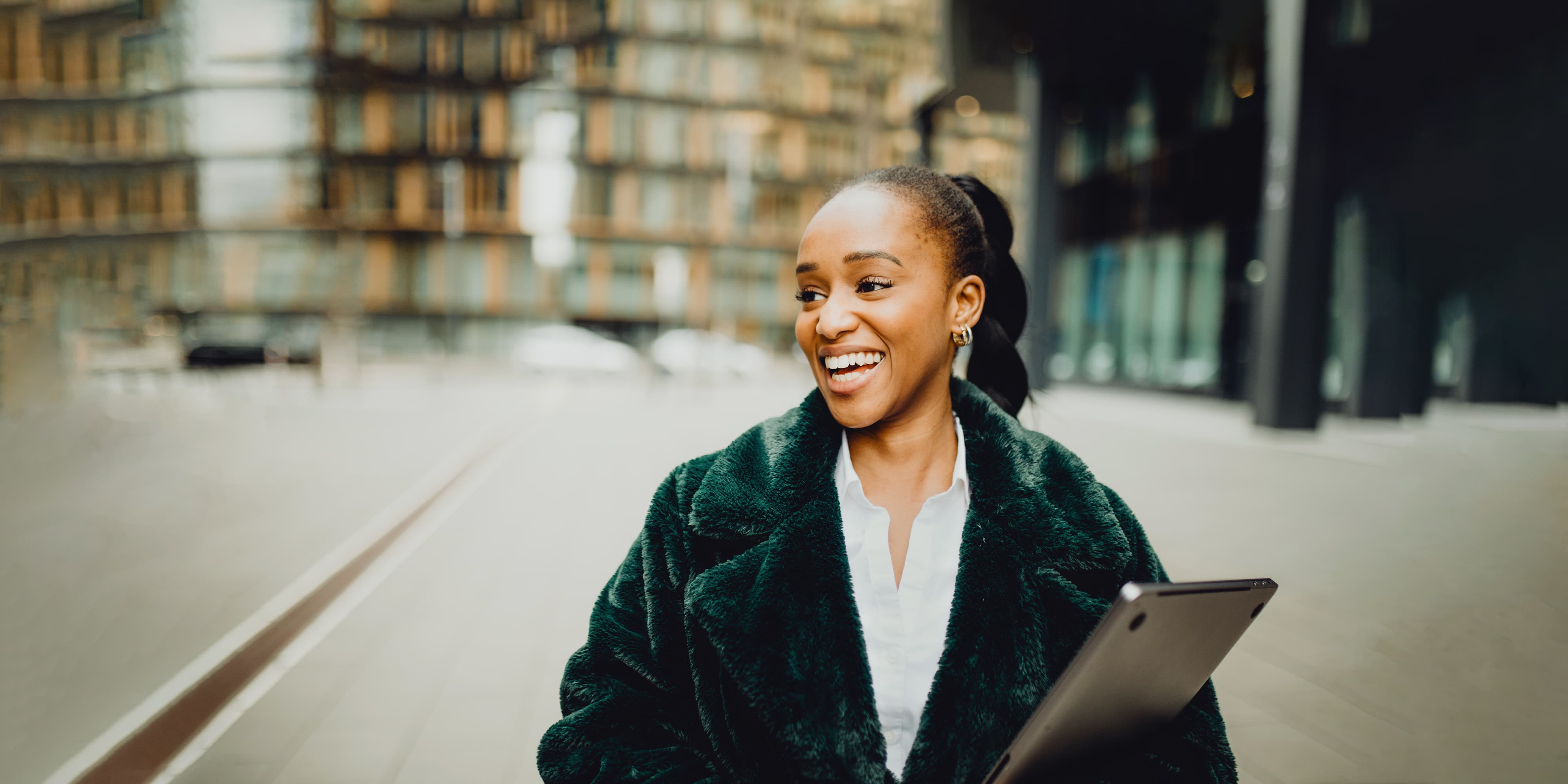 Hintergrund für Titelbild für Infoseite "duales Studium mit Hauptschulabschluss": lachende Studentin