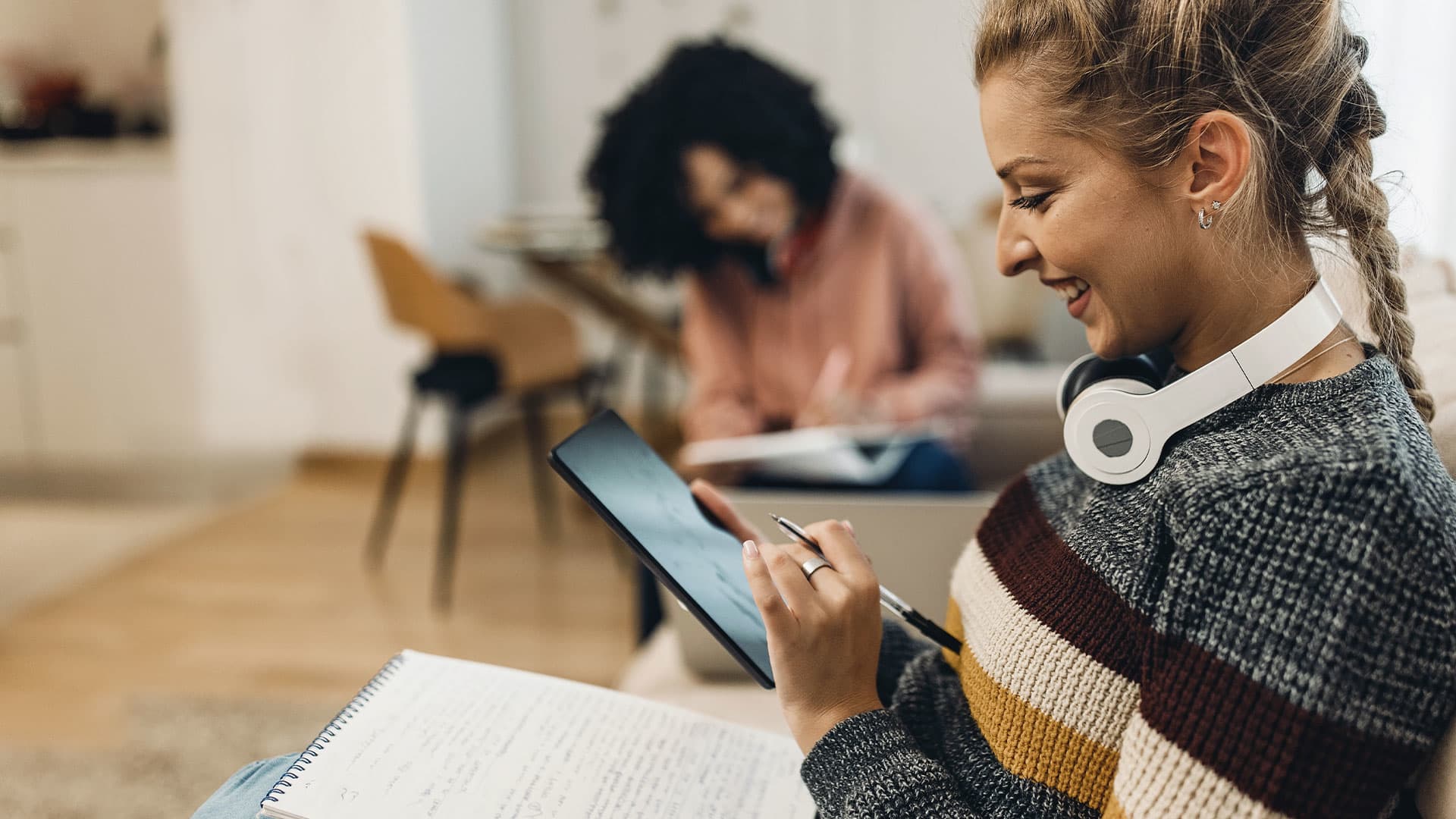 Titelbild für Infoseite "duales Studium Motivationsschreiben": Studentin schreibt