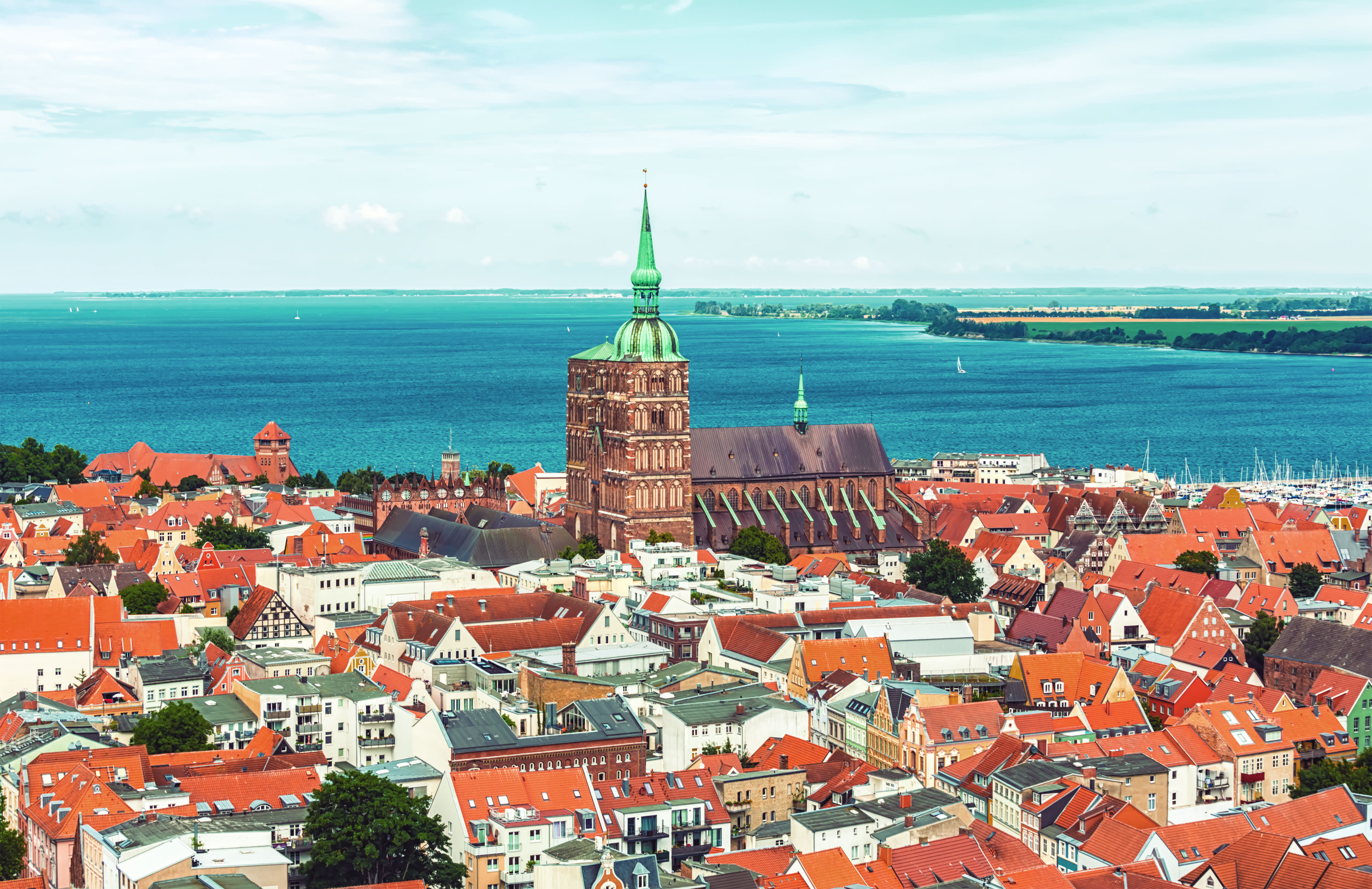 Titelbild für Infoseite "duales Studium Stralsund": Sicht auf Stadtkern und Wasser