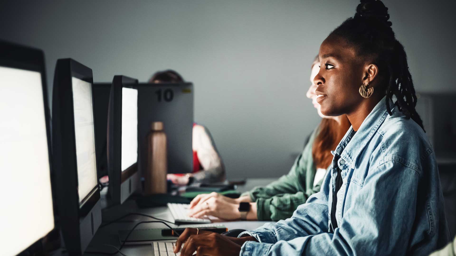 Titelbild zum Artikel "Effektiv lernen": Studierende sitzen vor PCs