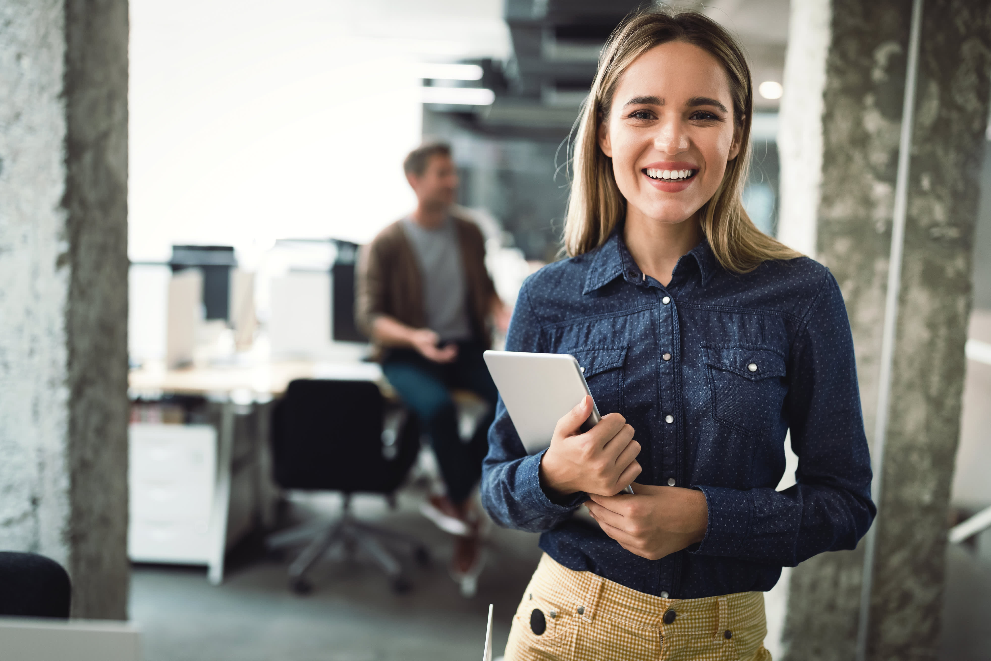 Titelbild für Infoseite “Studium Finanzierung”: Studentin mit Tablet in der Hand