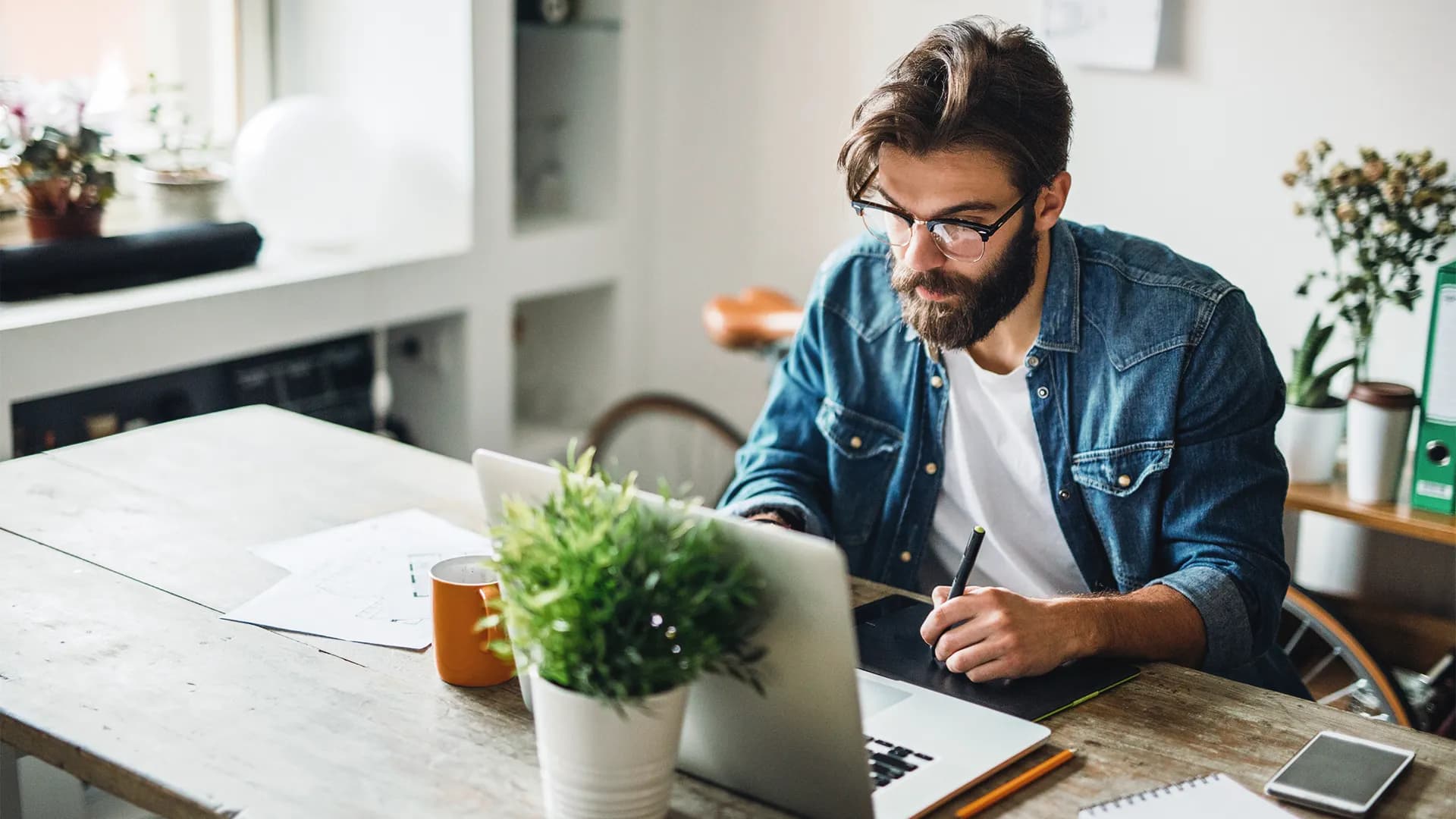 Studienbewerber am Laptop