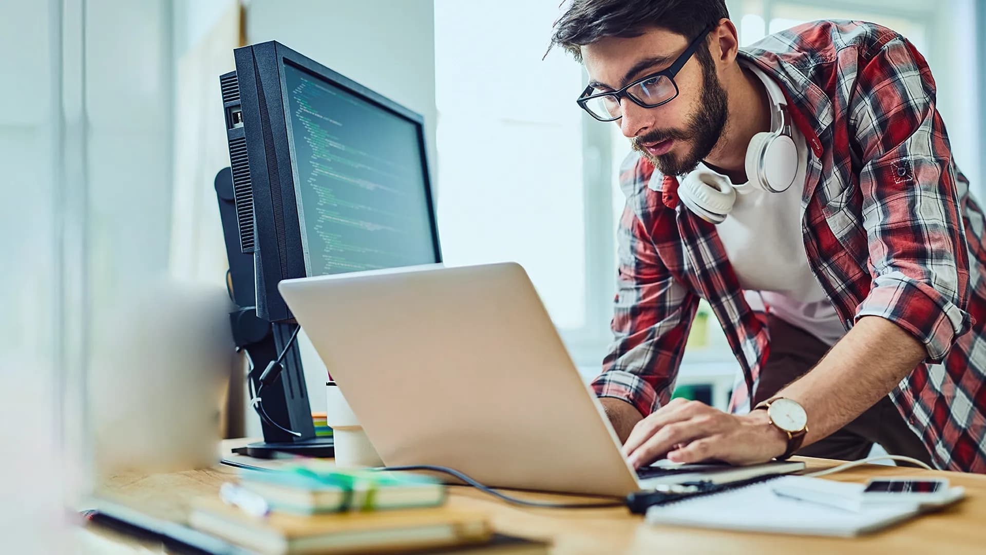 Titelbild zum Artikel "Informatik studieren ohne Abitur": Student arbeitet am Laptop