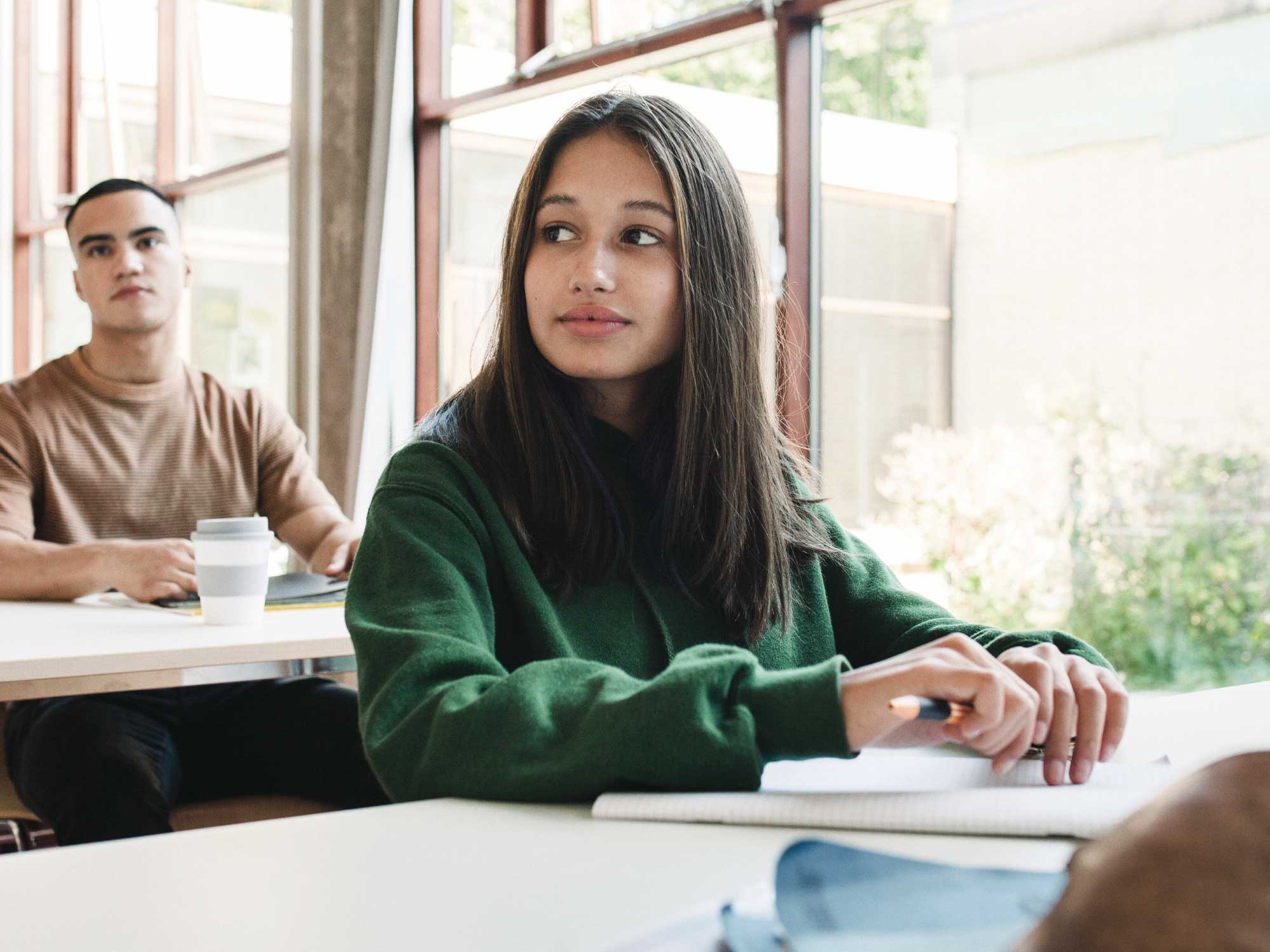 Titelbild Infoseite "Infos für Abiturienten": Abiturientin sitz am Schreibtisch
