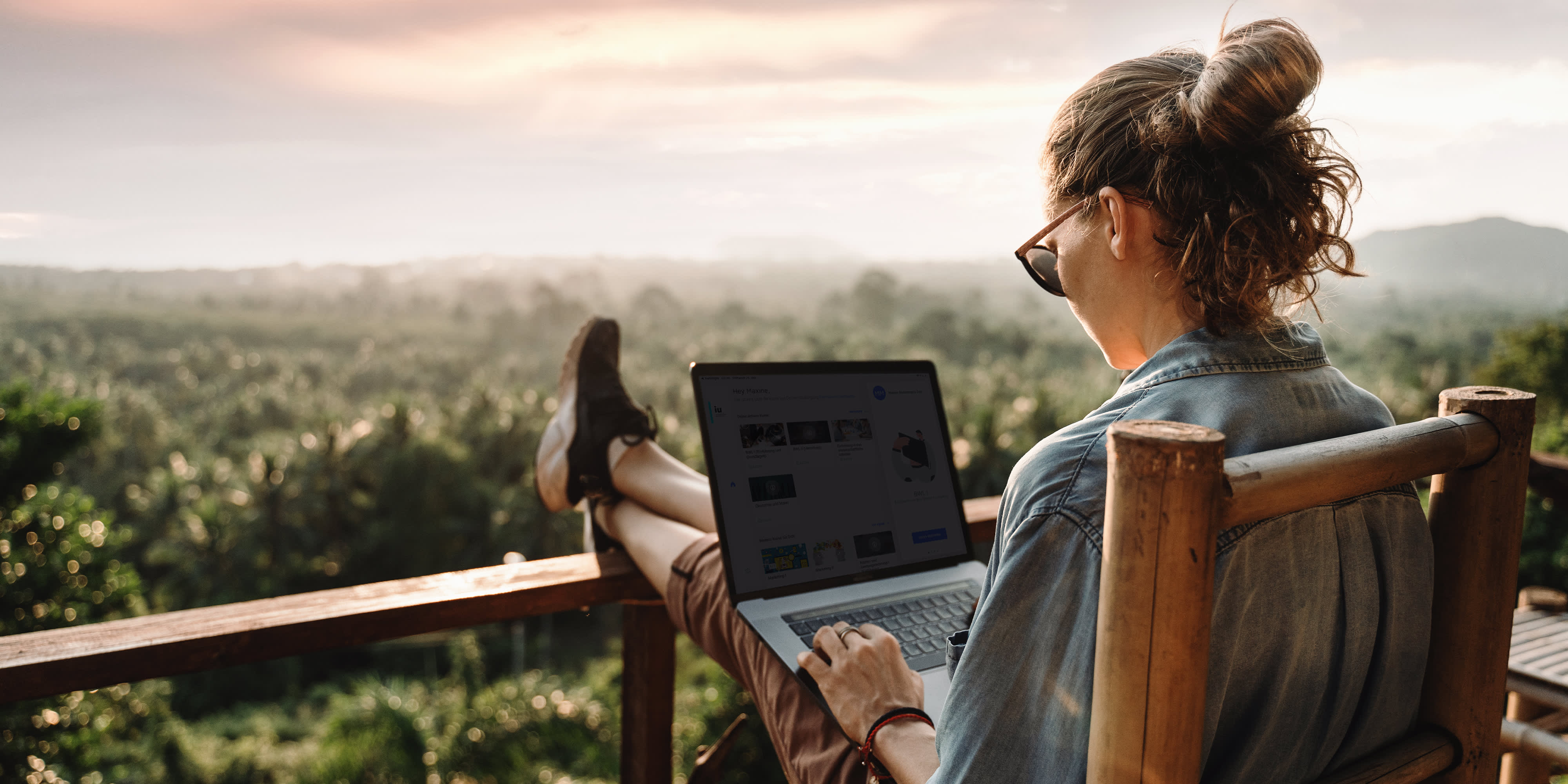 Studentin arbeitet am Laptop