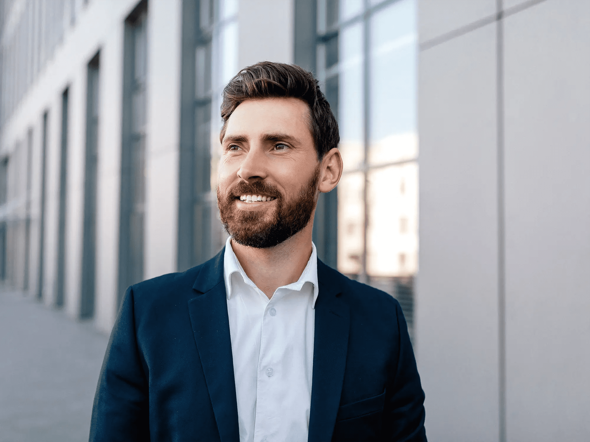 IU Magazin Kategorie "Karriere": Geschäftsmann vor Bürogebäude