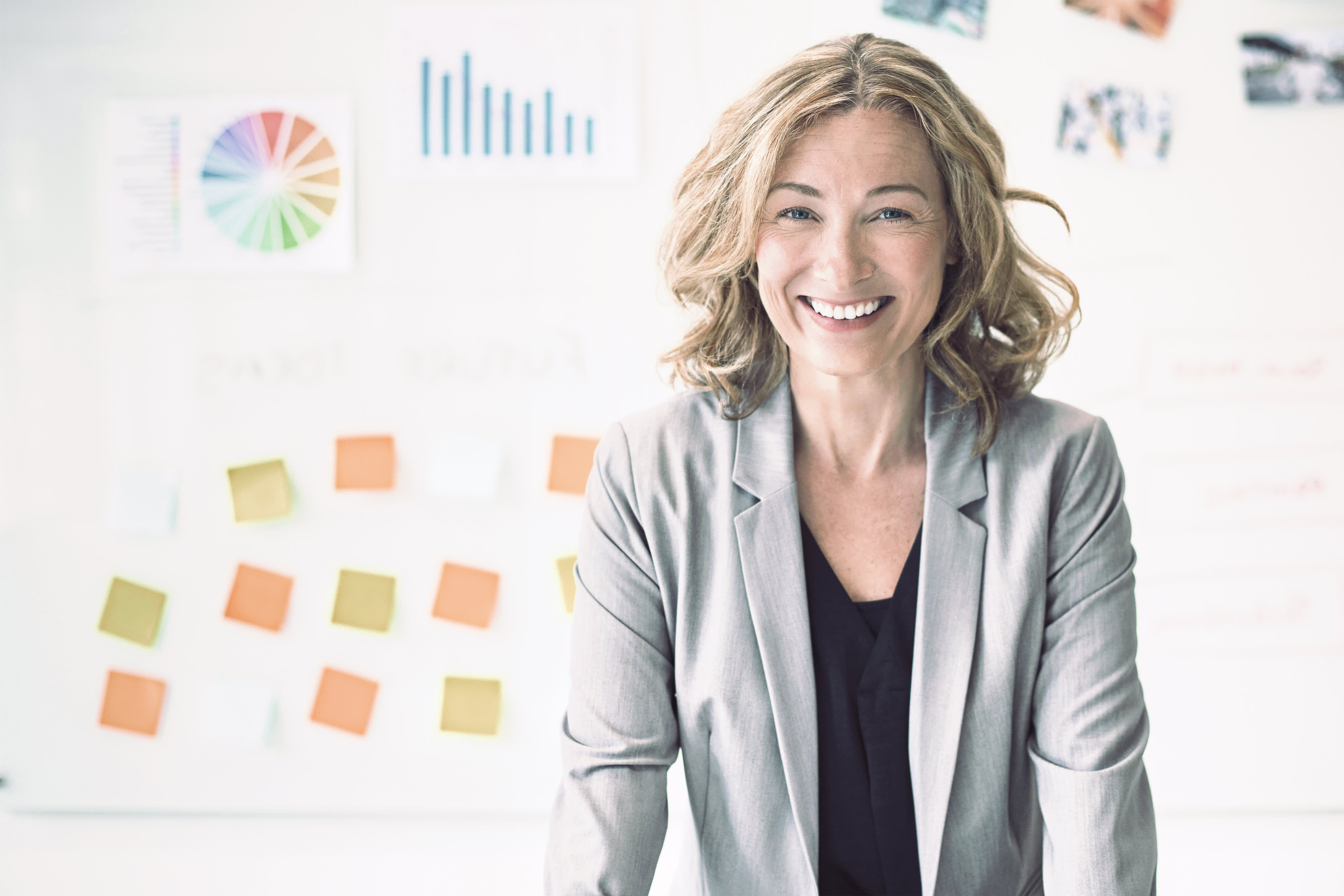 Titelbild für Infoseite "Qualitätsmanagement": Frau steht vor Whiteboard