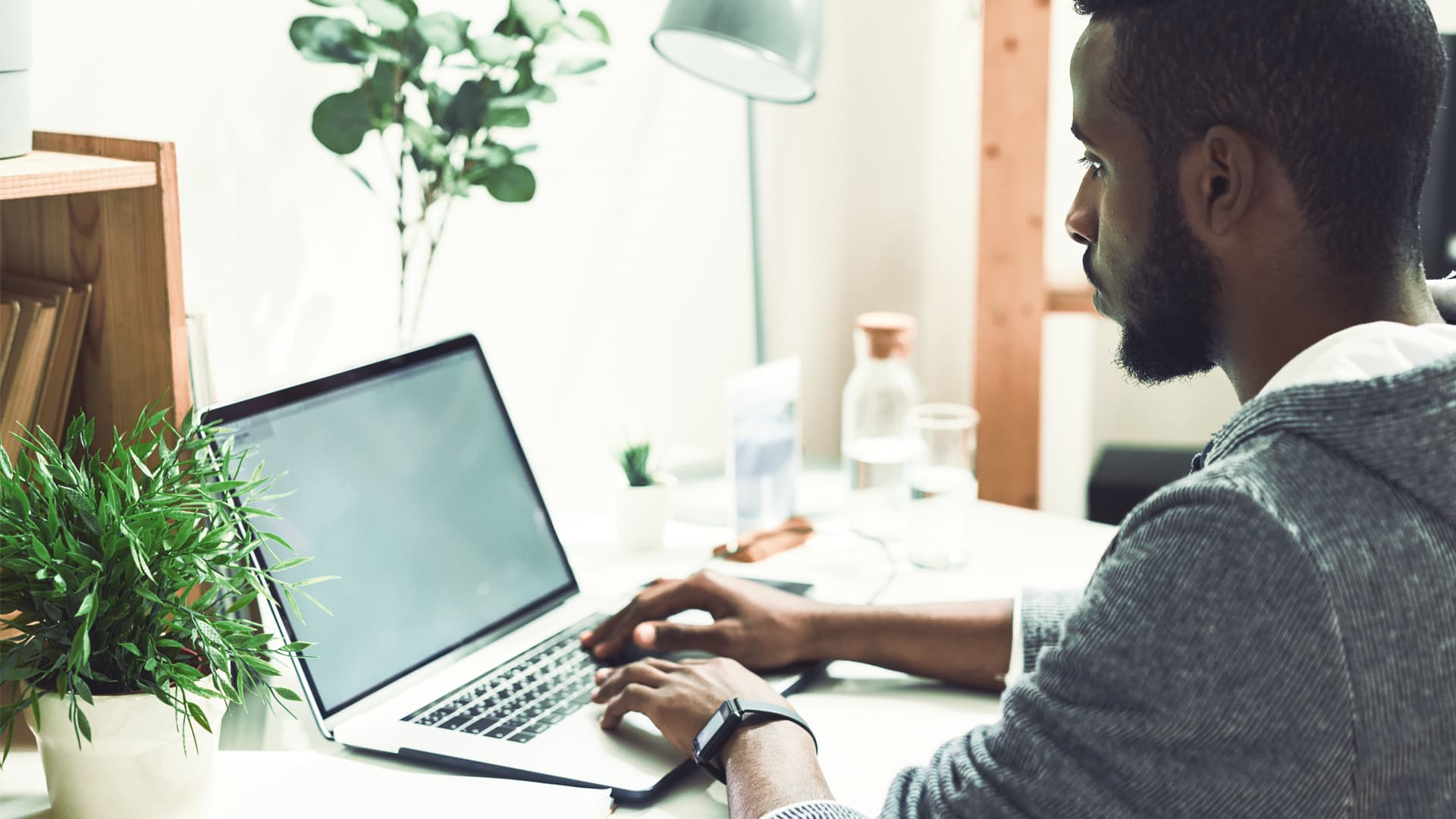Titelbild zum Artikel "Berufe mit Realschulabschluss": Mann arbeitet am Laptop