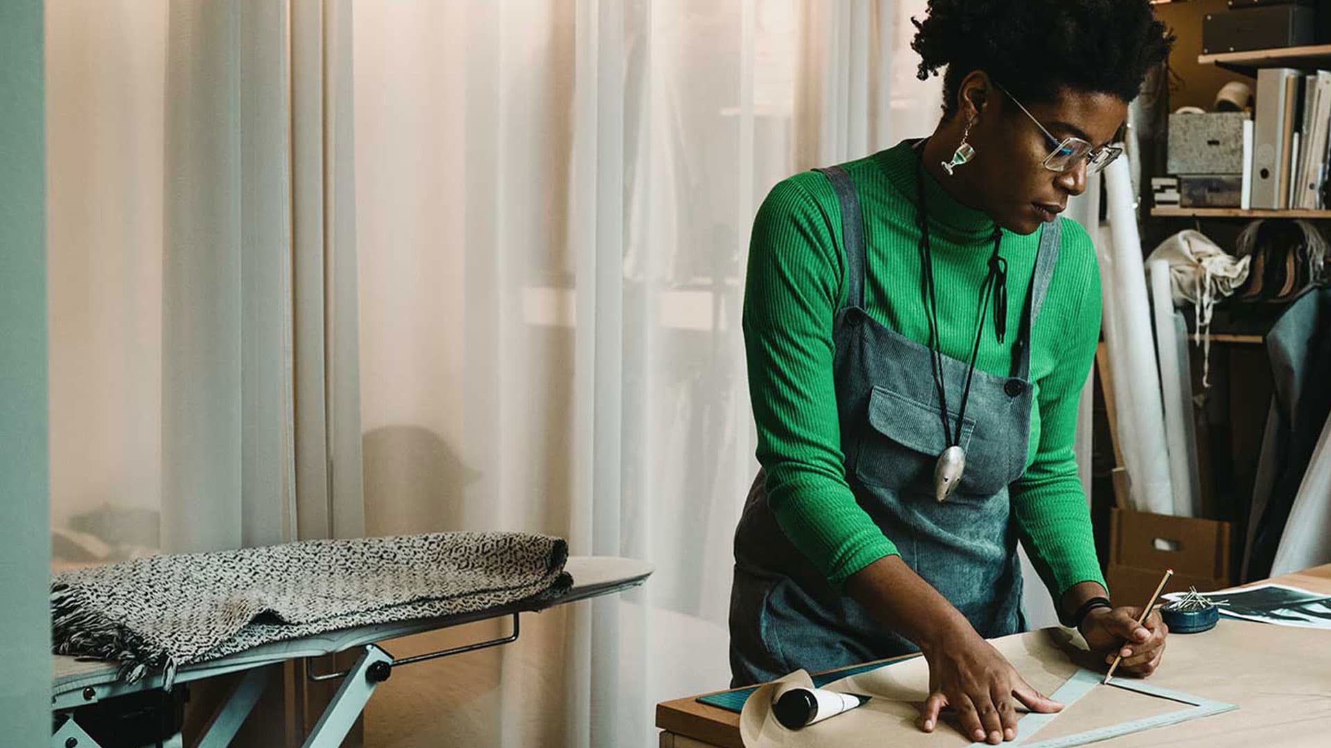 Titelbild für Artikel "Kreative Studiengänge": Frau macht Skizzen am Schreibtisch