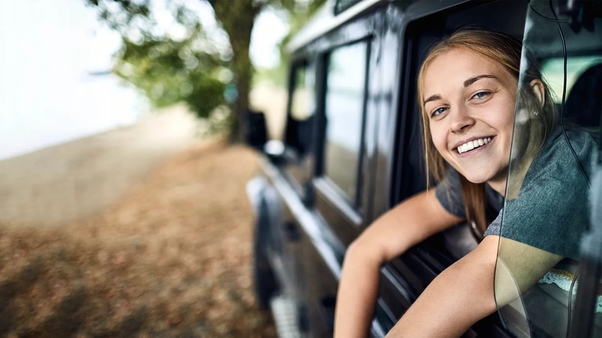 Titelbild zum Artikel "Nach dem Abi ins Ausland": Abiturientin unterwegs mit Camper im Ausland