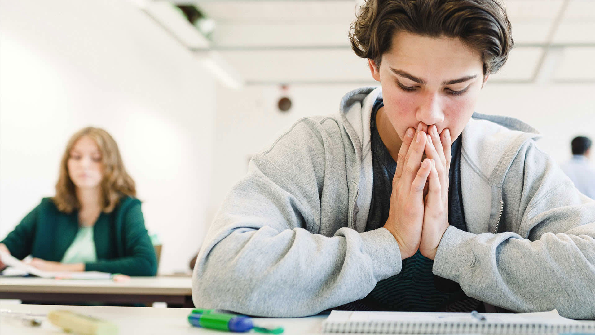 Prüfungsangst was tun? Studierender in Prüfungssituation