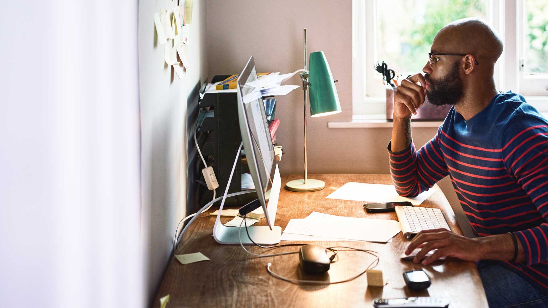 Titelbild zum Artikel "Prüfungsvorbereitung Tipps": Student sitzt konzentriert vor einem PC
