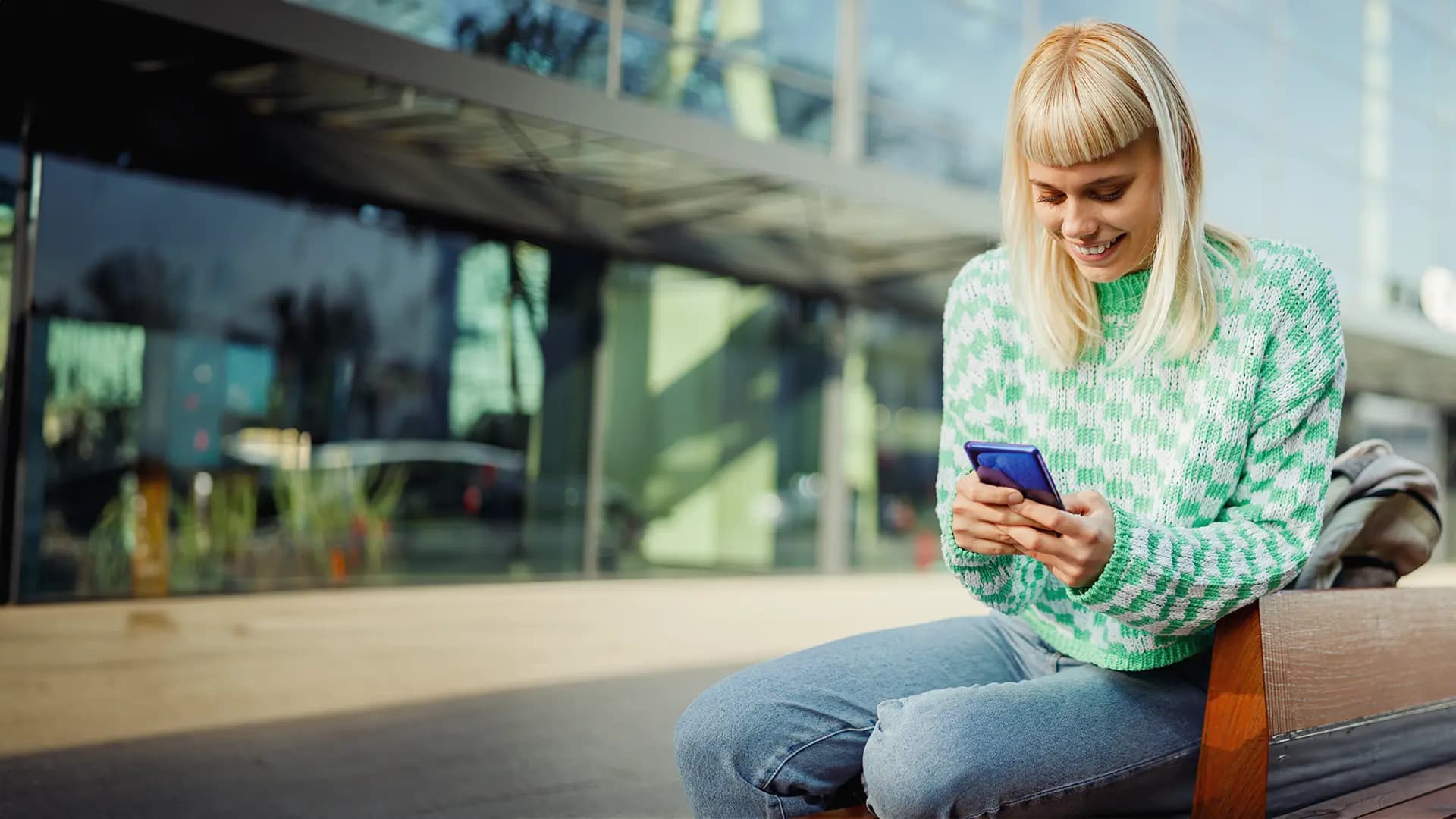 Titelbild für Artikel "Social Media Sucht": Junge Frau am Smartphone nutzt Social Media