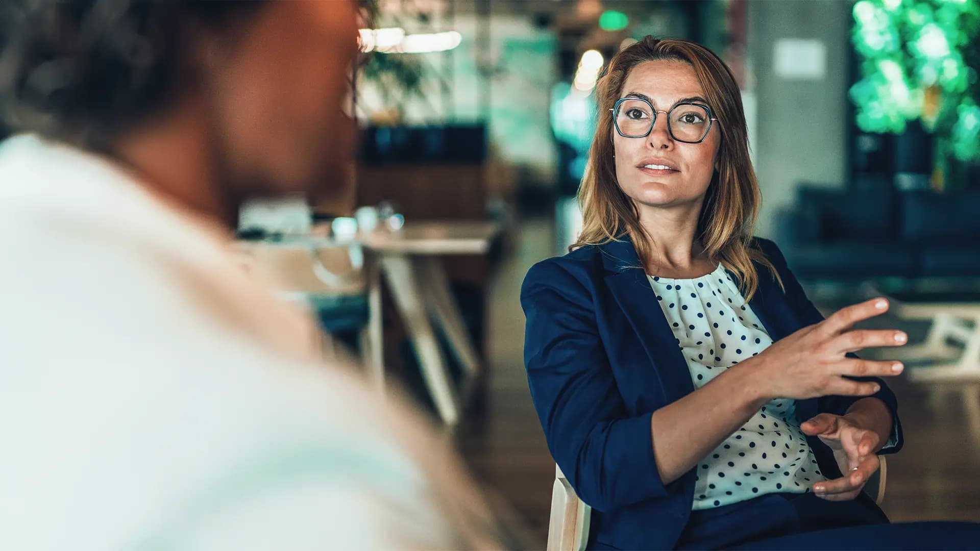 Titelbild für Artikel "Sozialwissenschaften": Frau in Beratungssituation