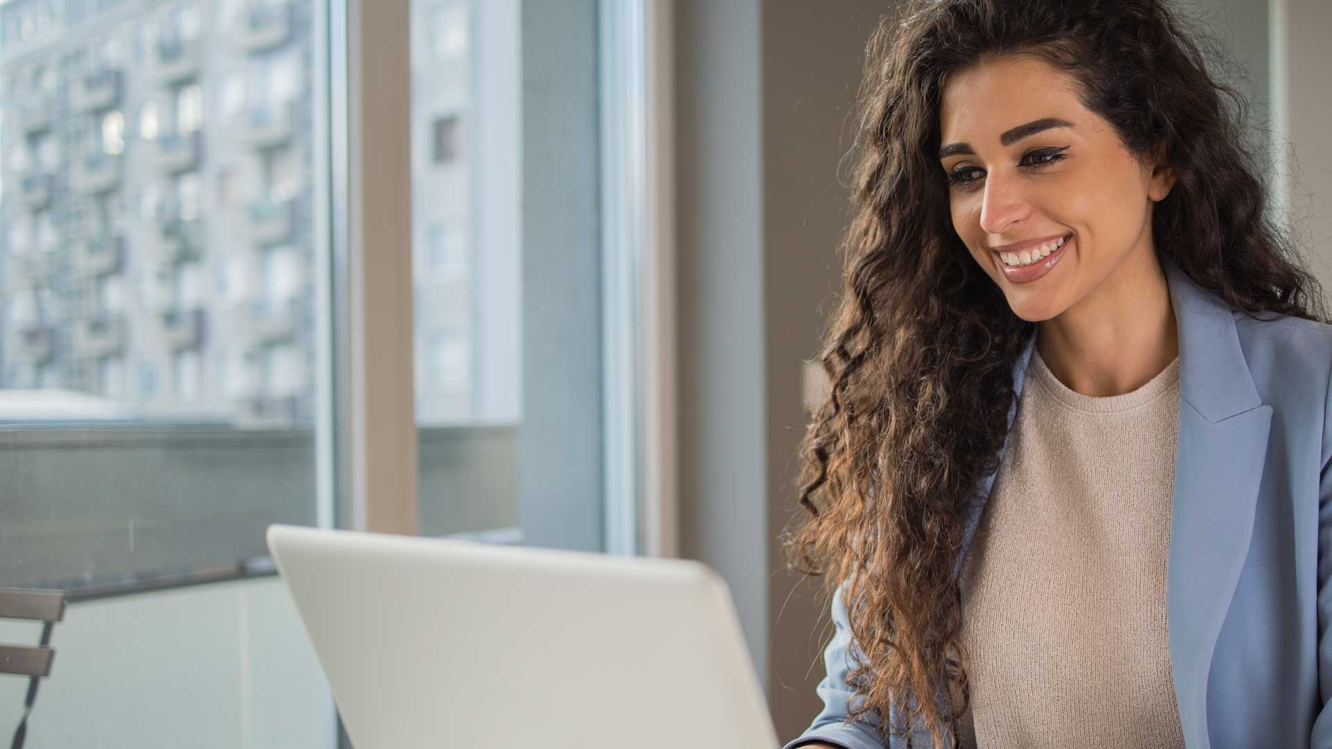 Key Account Managerin arbeitet am Laptop