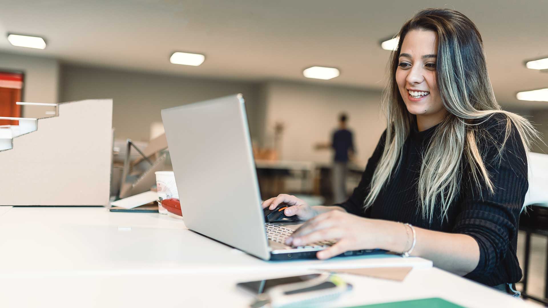 Titelbild für Artikel "Welcher Lerntyp bin ich": Studentin am Laptop