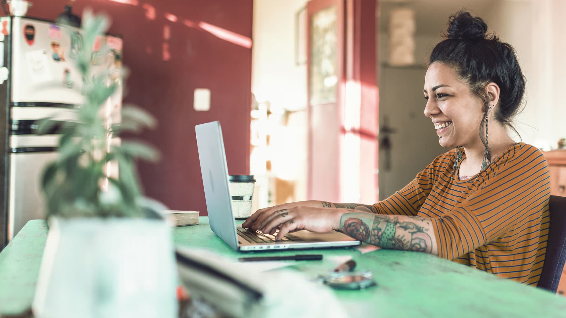 Titelbild zum Artikel "Zweitstudium": Studentin arbeitet am Laptop
