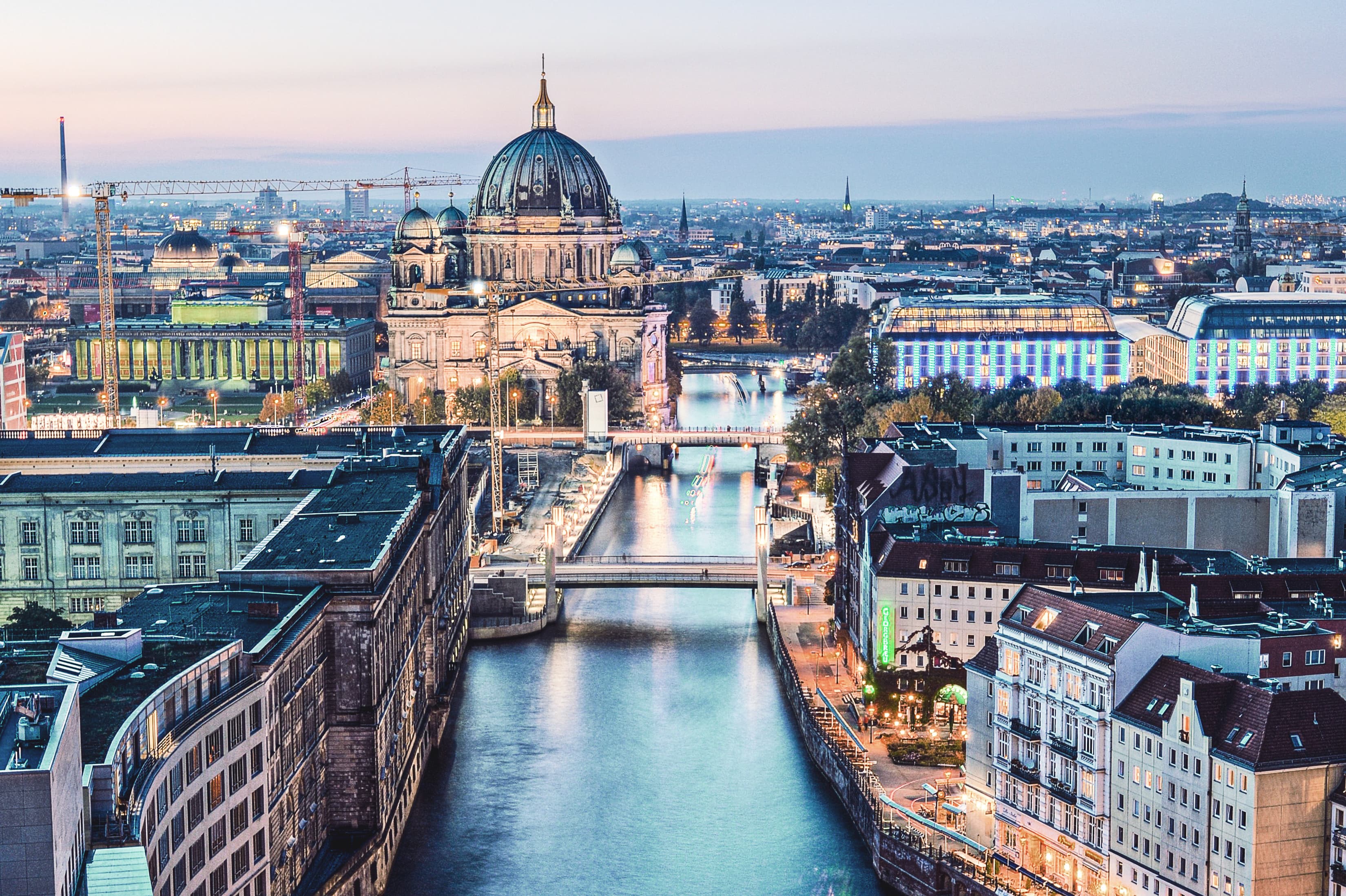 Titelbild für Infoseite "duales Studium soziale Arbeit Berlin": Blick auf Gr0ßstadt mit Fluss