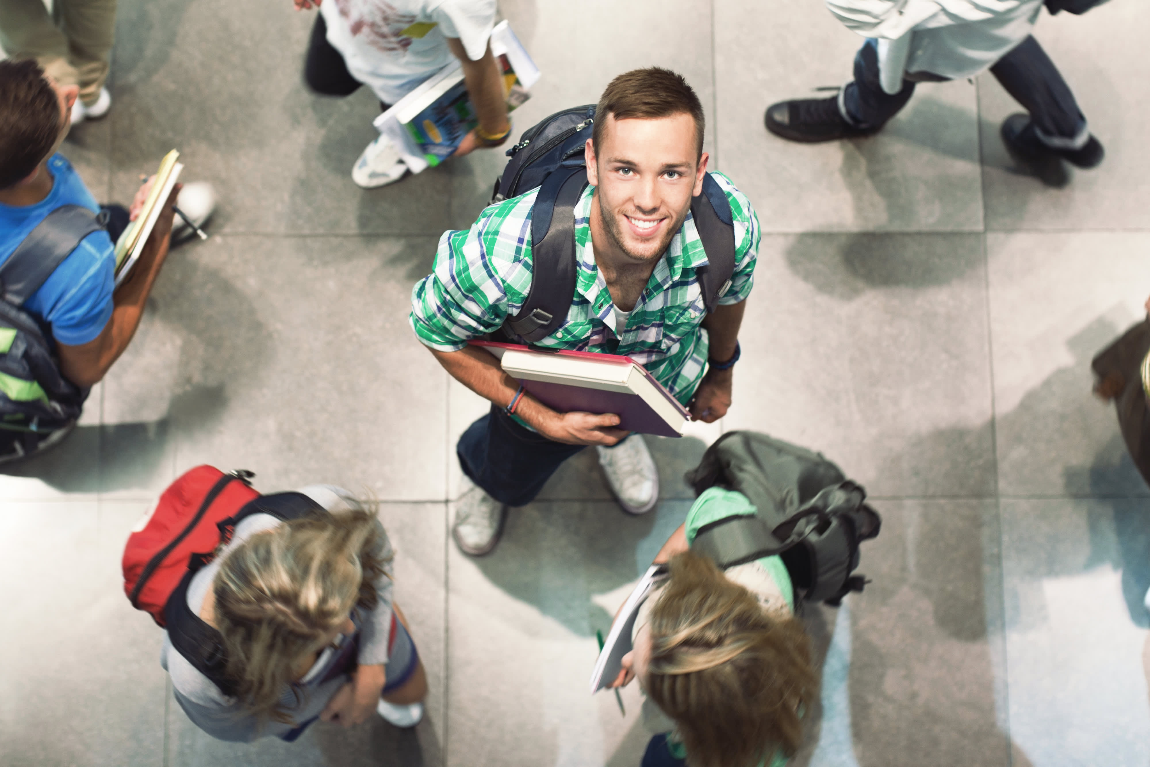 Titelbild für Infoseite "duales Studium Rund ums Studium": Gruppe von Student:innen mit Rucksack und Büchern