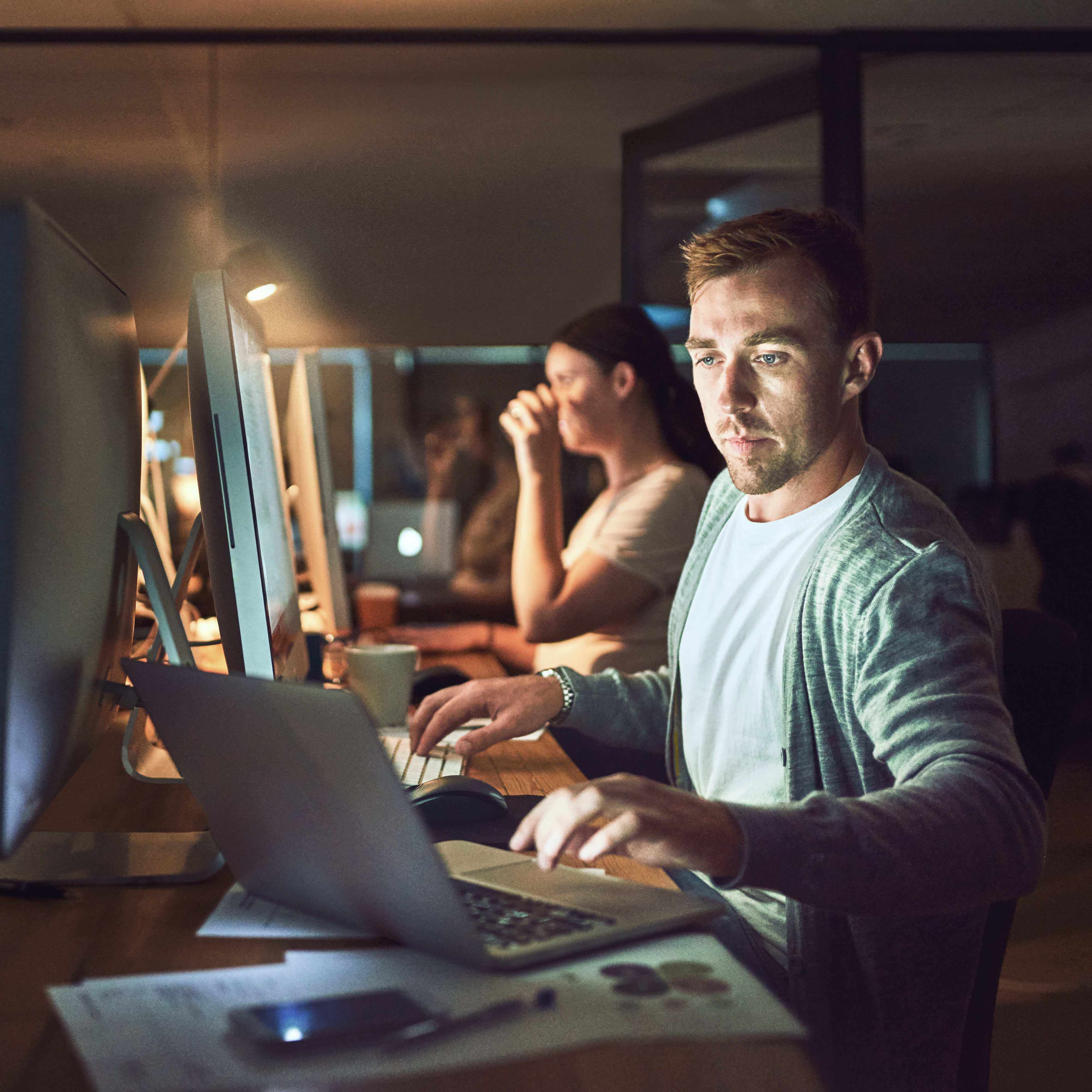 Titelbild für Infoseite “Master IT Management”: IT-Manager arbeitet am Laptop in Büro