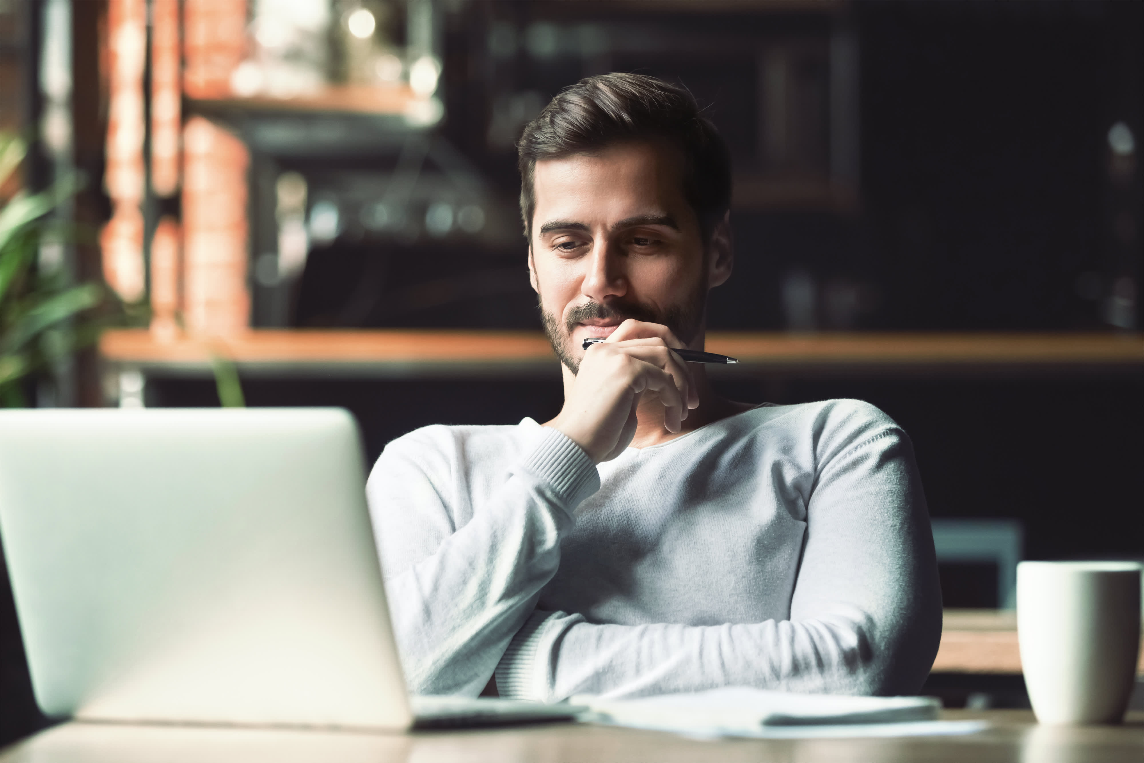 Titelbild für Infoseite “Bachelor Digital Business”: Student arbeitet am Laptop