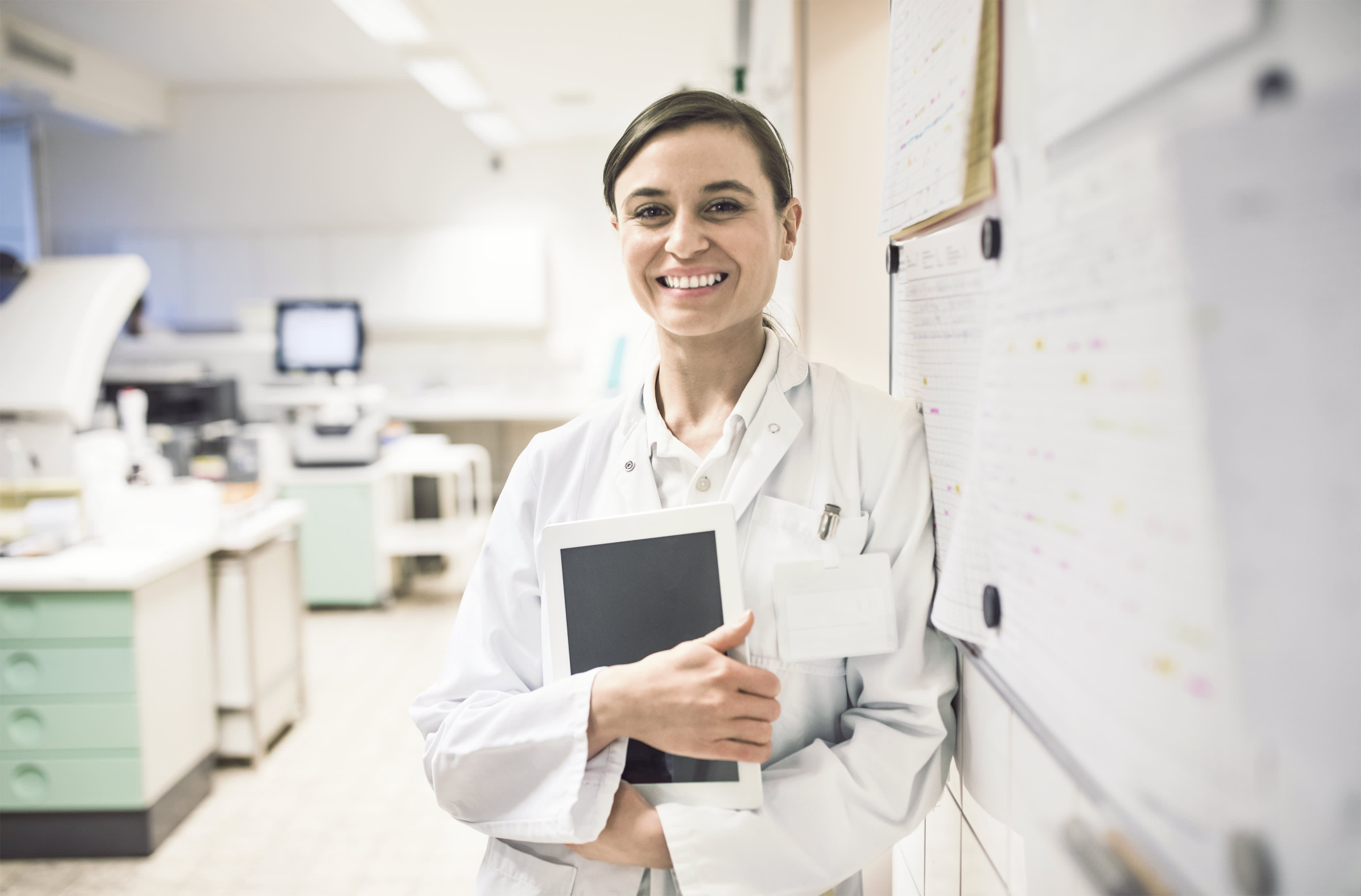 Titelbild für Infoseite “MBA - Health Care Management”: Beraterin mit Tablet in medizinischen Einrichtung