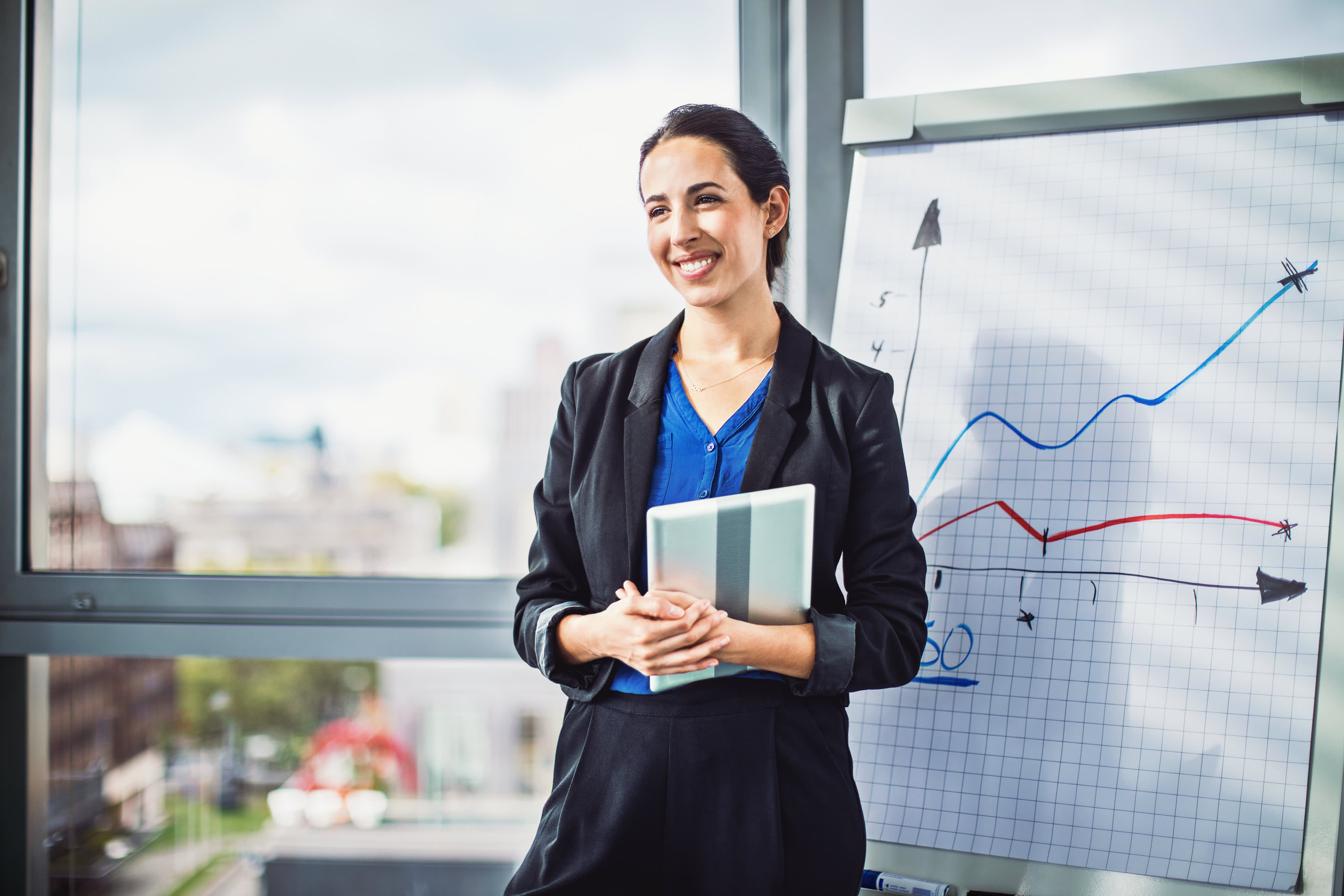 Titelbild für Infoseite “Master Business Intelligence”: Analystin mit Tablet vor Whiteboard