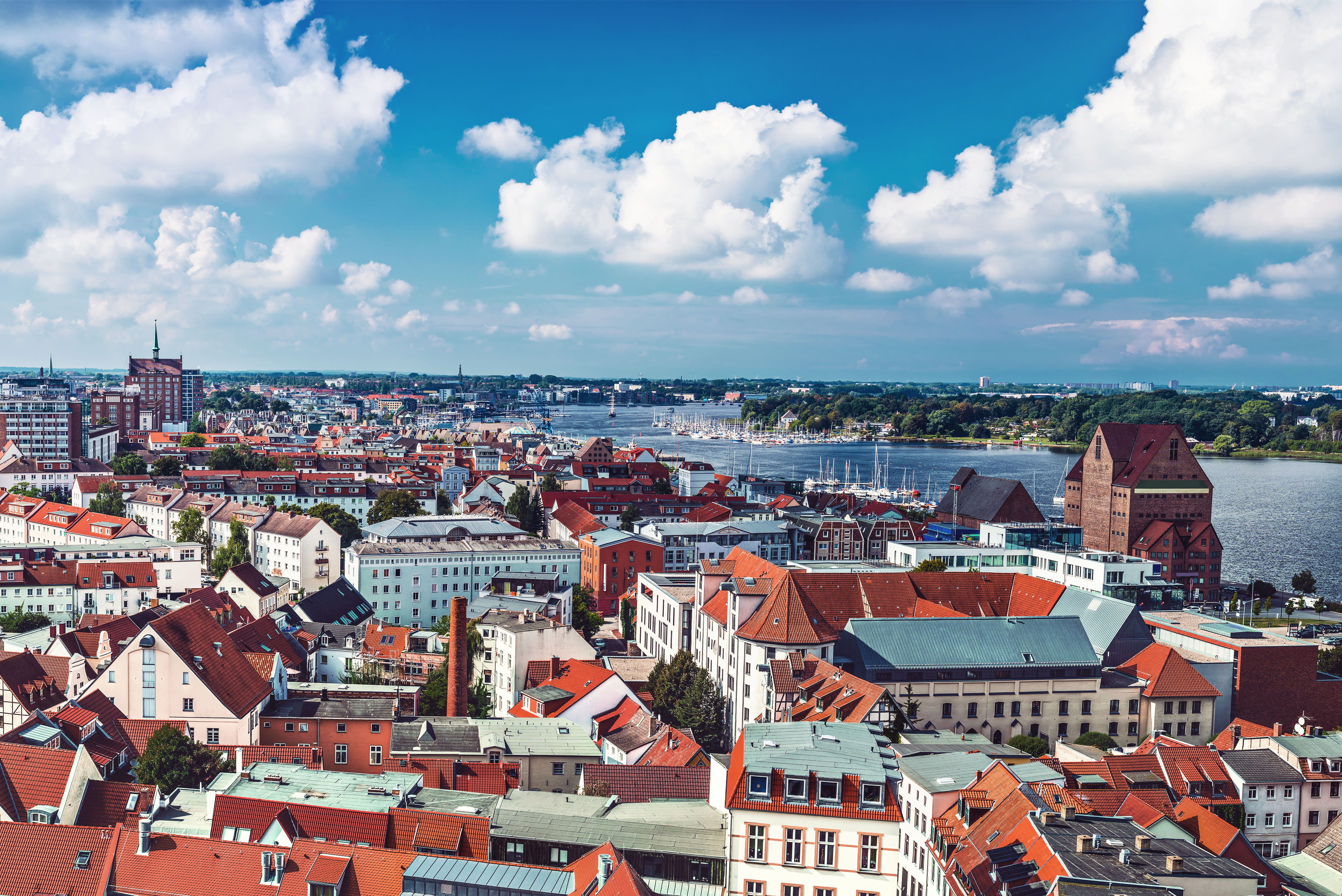 Titelbild auf Studienortseite "duales Studium Rostock": Stadtaussicht