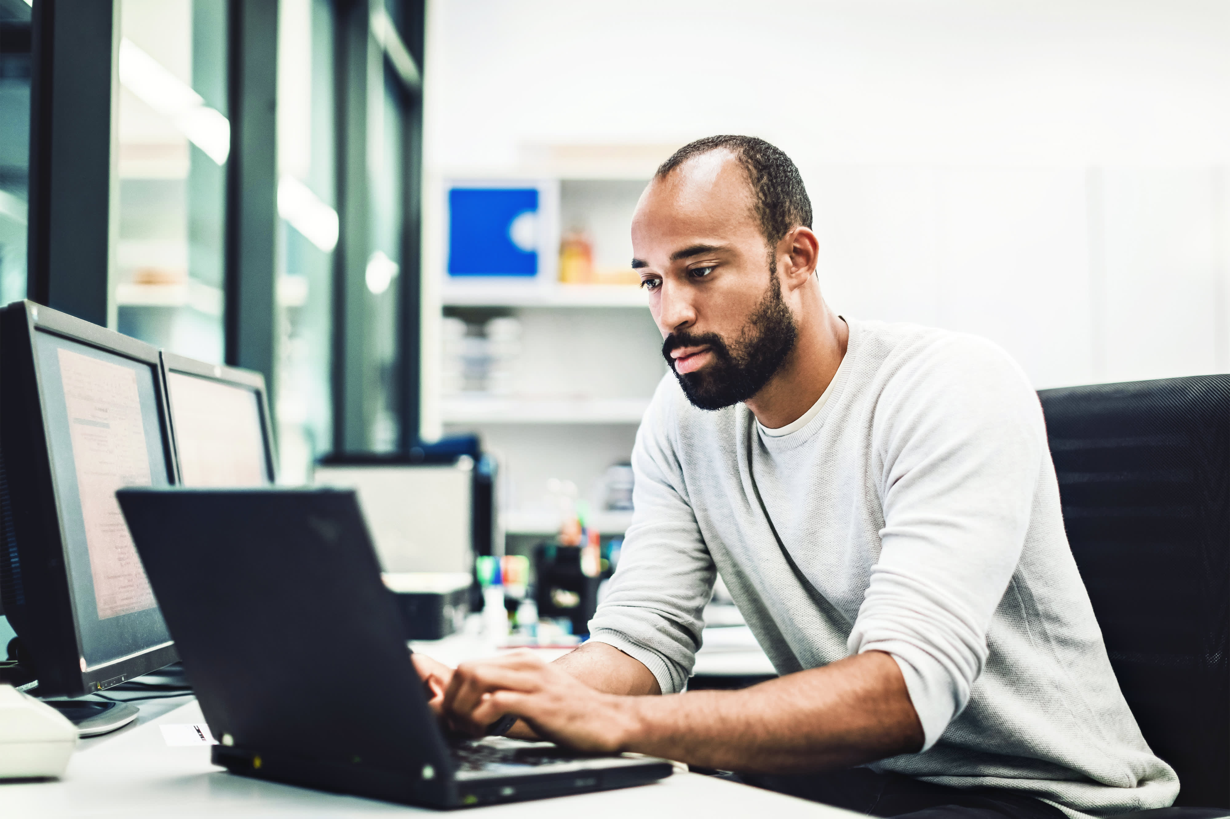 Titelbild für Infoseite “Bachelor Softwareentwicklung”: Softwareentwickler arbeitet am Computer