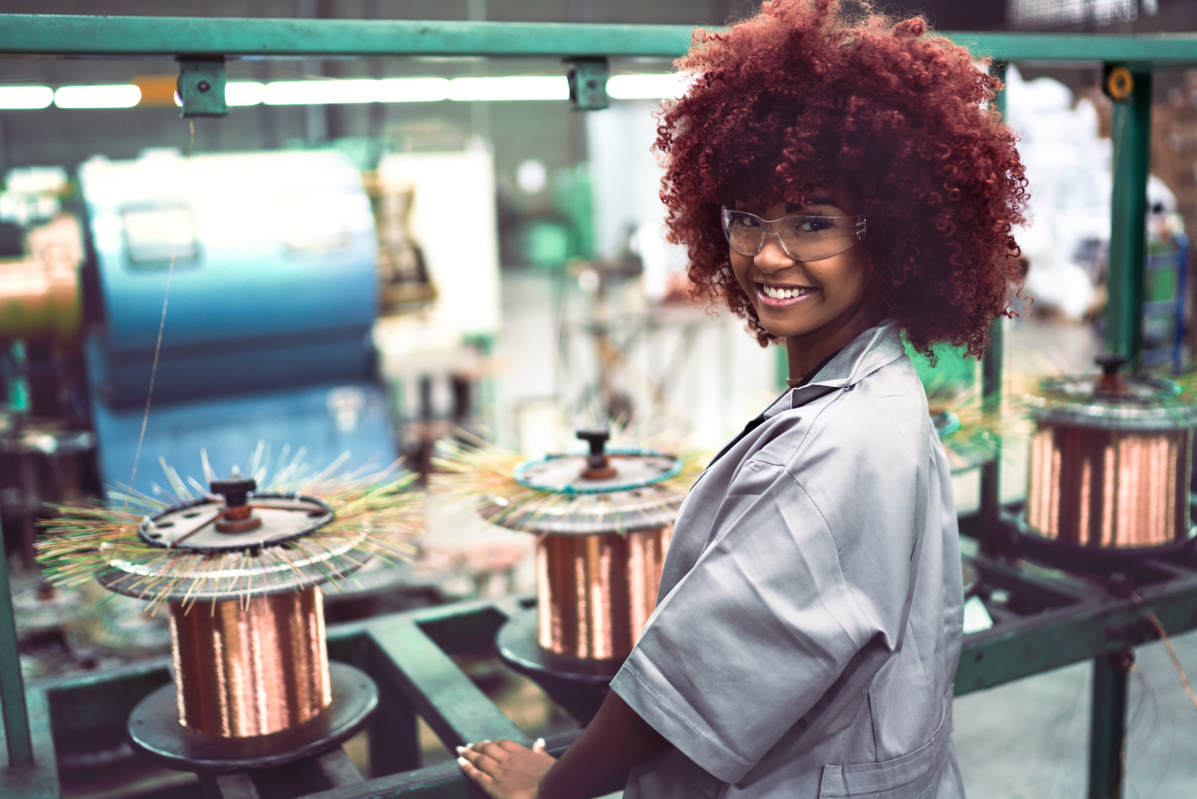 Titelbild auf Studiengangseite duales Studium Maschinenbau: Frau in Werkstatt