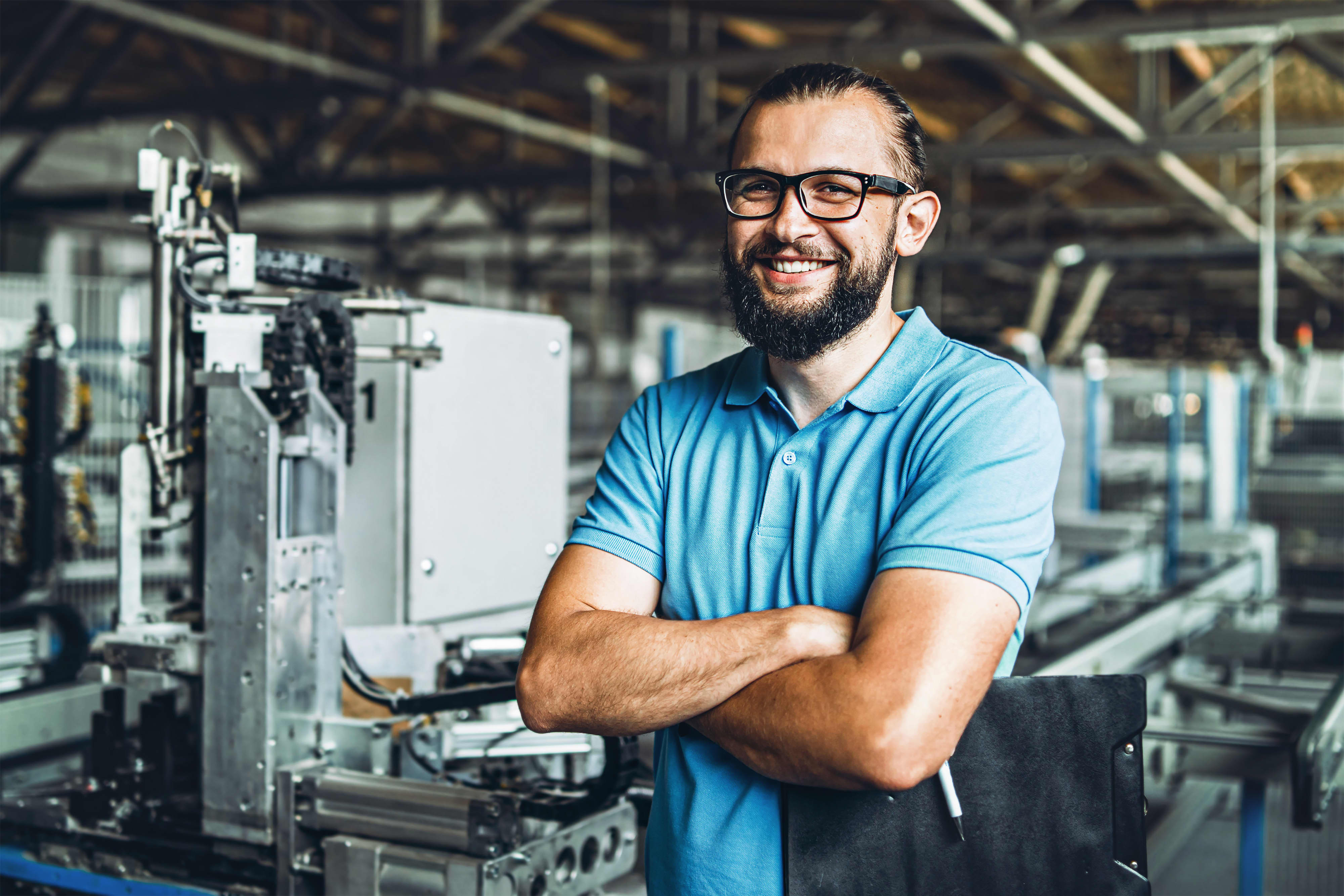 Titelbild für Infoseite “Bachelor Engineering”: Engineering Student abeitet in Produktionshalle