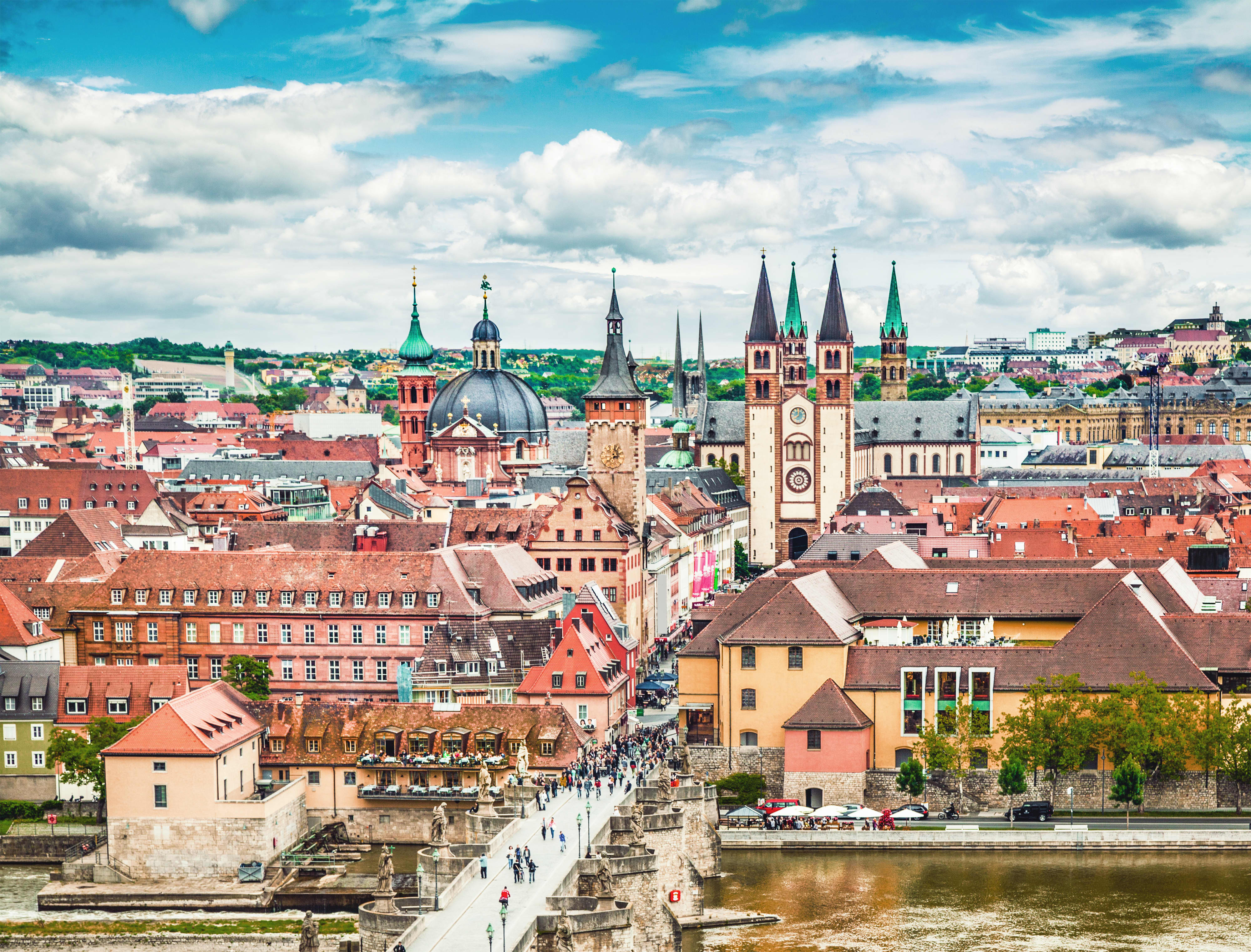 Titelbild auf Studienortseite "duales Studium Würzburg": Stadtblick mit Brücke