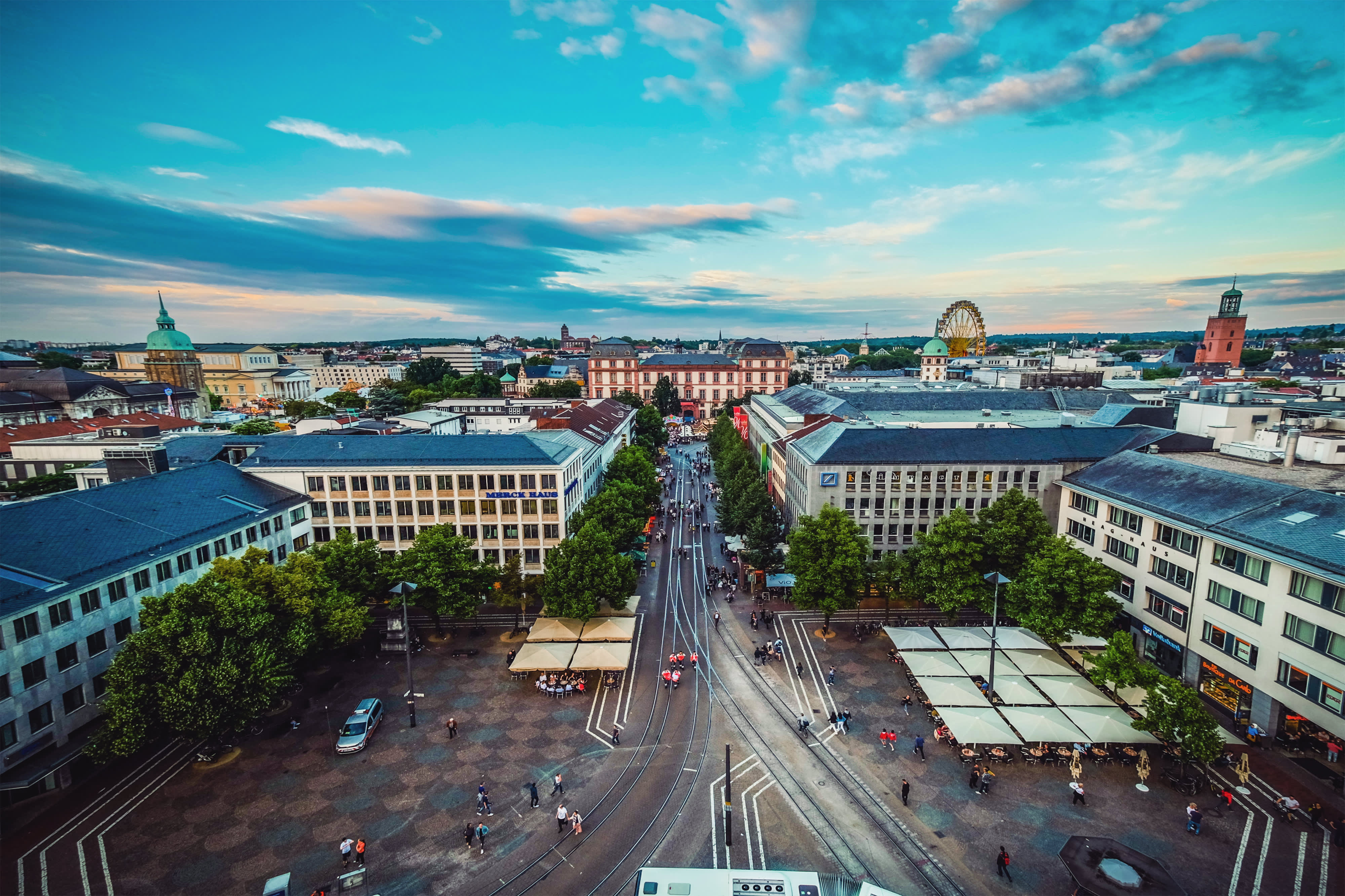 Titelbild für Infoseite "duales Studium soziale Arbeit Darmstadt": Blick auf Fußgängerzone