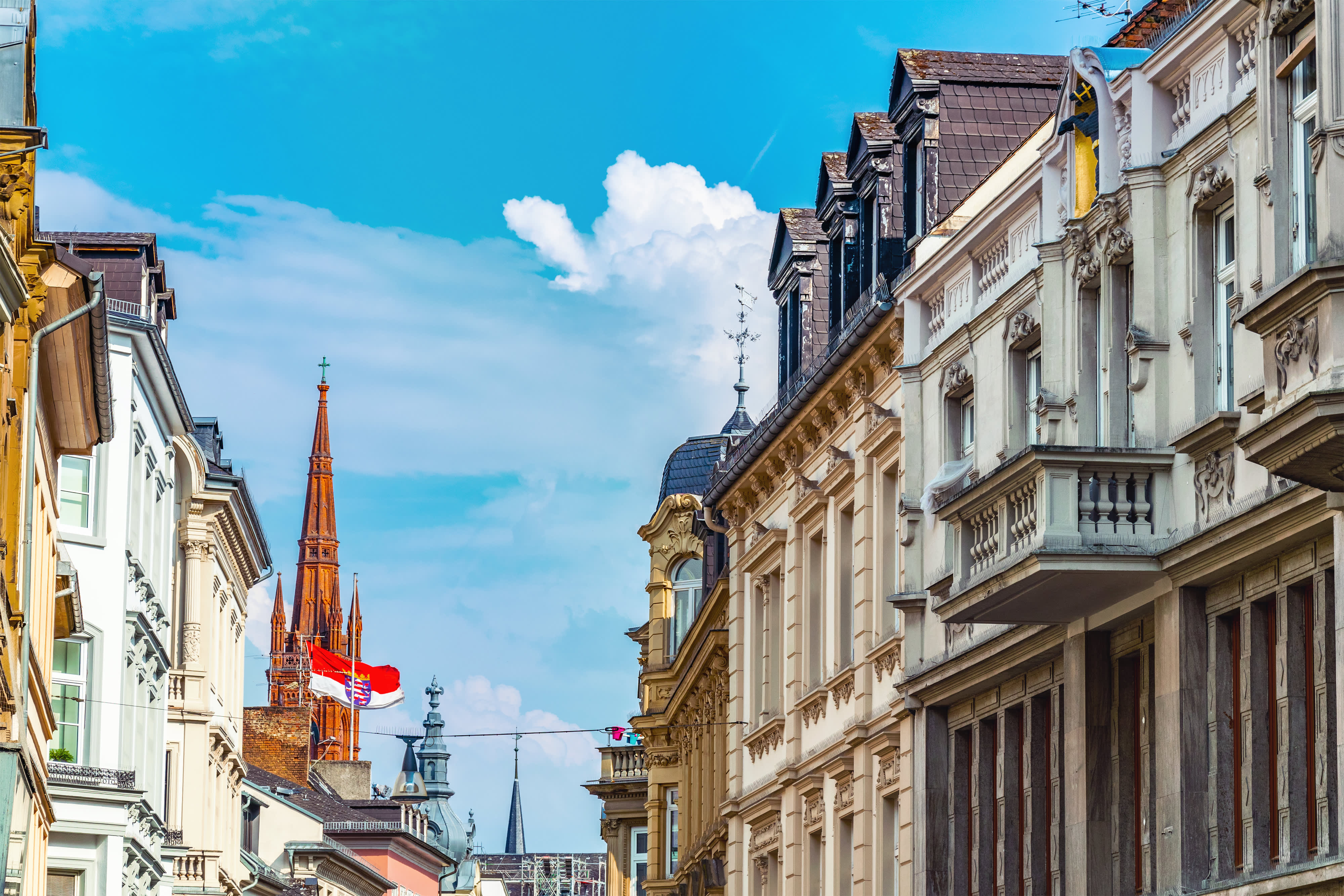 Titelbild für Infoseite "duales Studium Informatik Wiesbaden": Blick auf historische Häuser