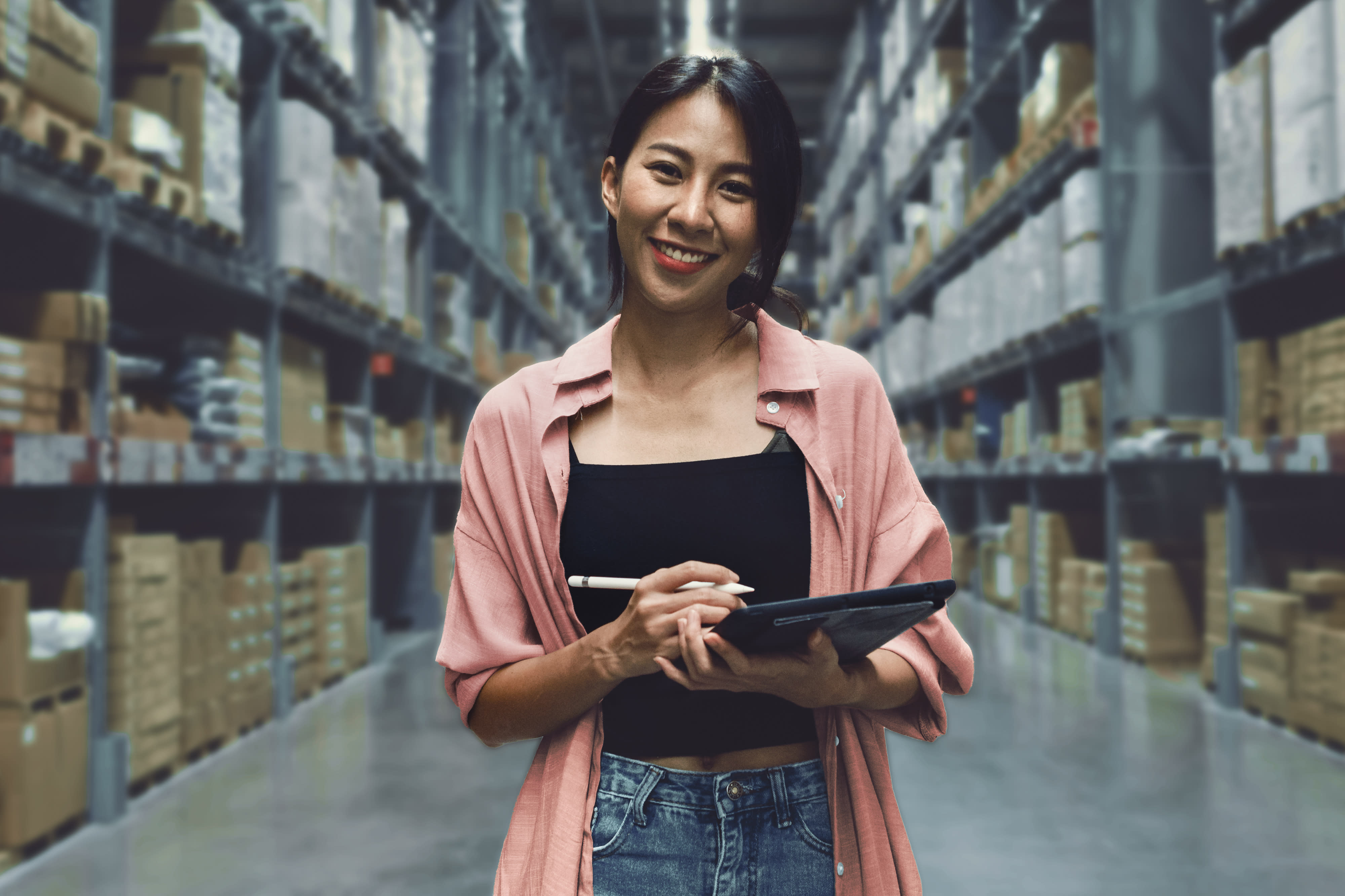 Titelbild für Infoseite “Bachelor BWL Logistikmanagement”: Studentin mit Tablet in einem Logistikzentrum