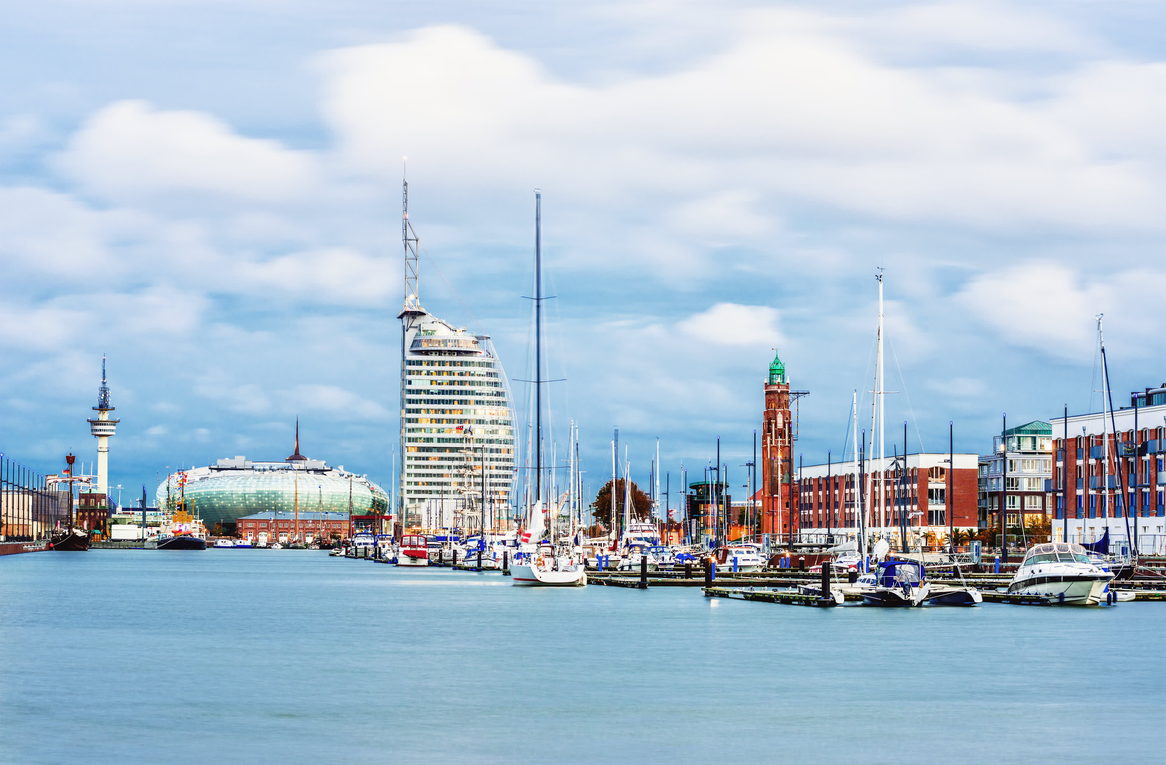 Titelbild für Infoseite "duales Studium Bremerhaven": Hafen mit Segelboten