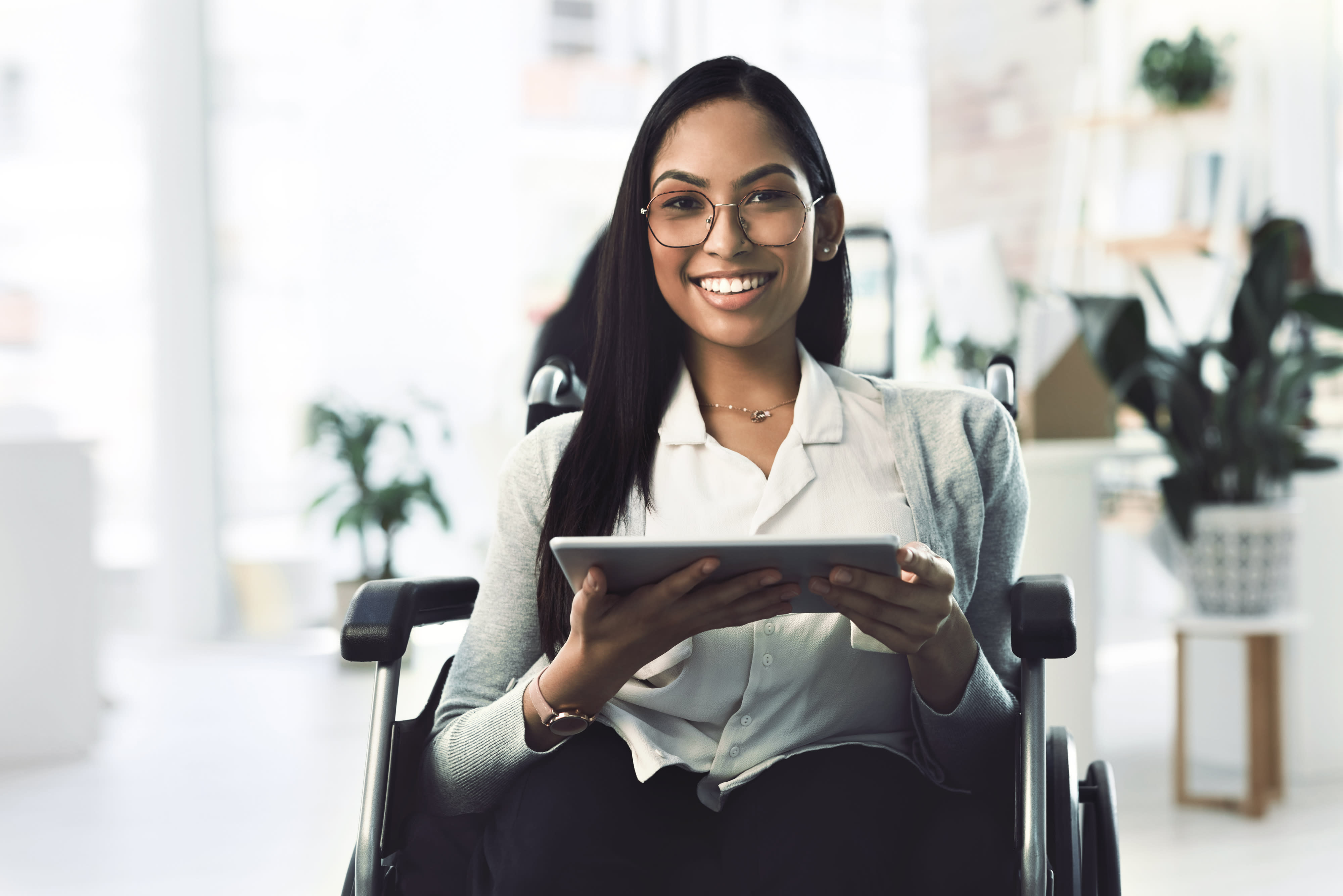 Titelbild für Studiengangseite "myStudium Betriebswirtschaftslehre": Frau in Büro mit Tablet in der Hand