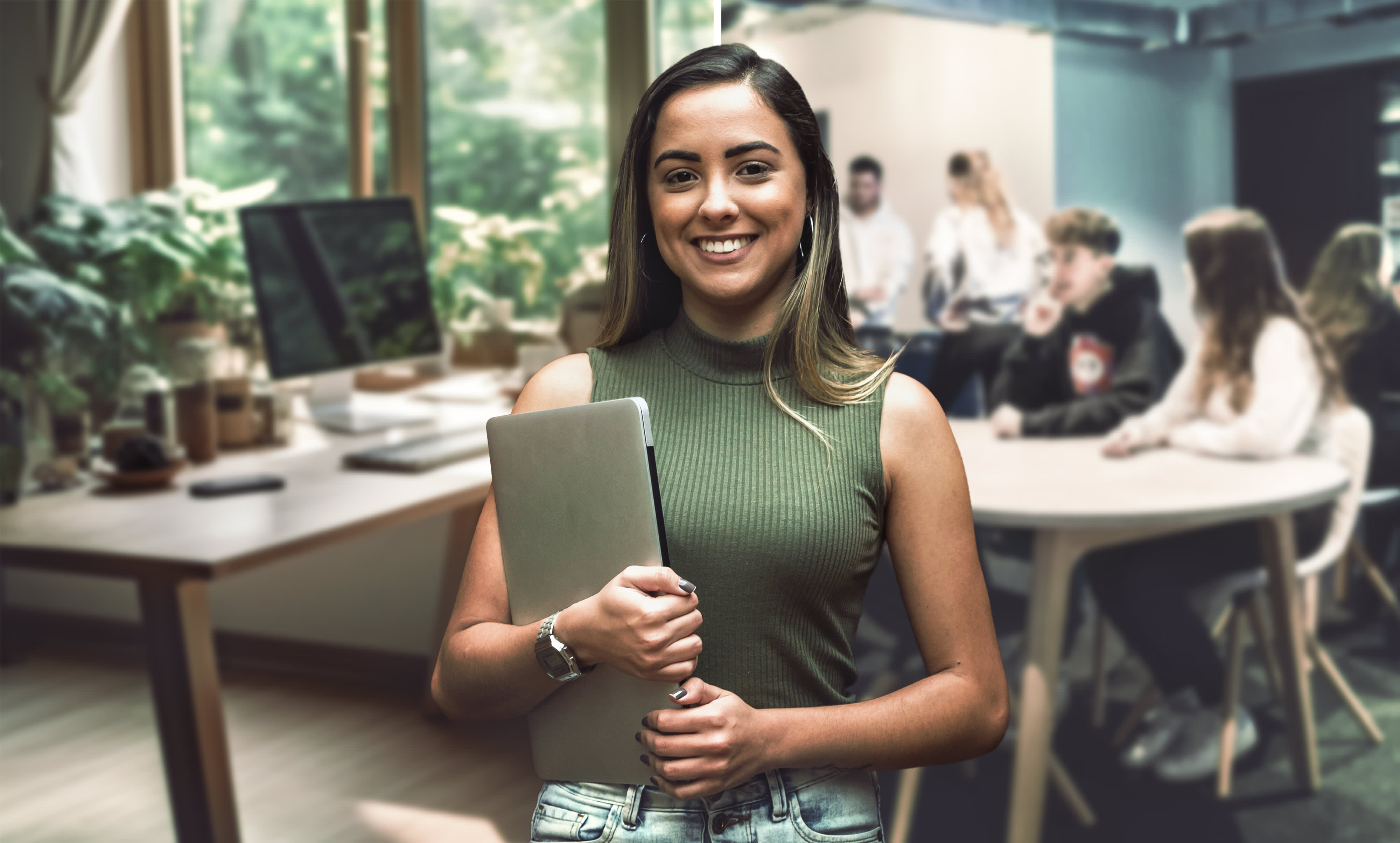 Titelbild zur Studienortseite "Duales Studium virtueller Campus": Studierende vor geteiltem Hintergrund Homeoffice und Präsenzstudium.