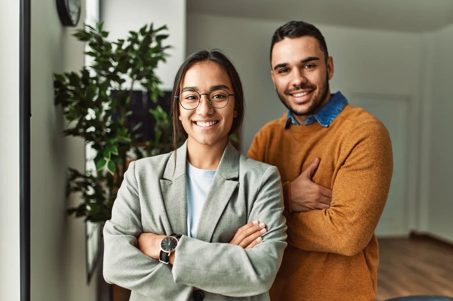 Titelbild Infoseite "Aufbaustudiengänge": Studentin und Student im Büro