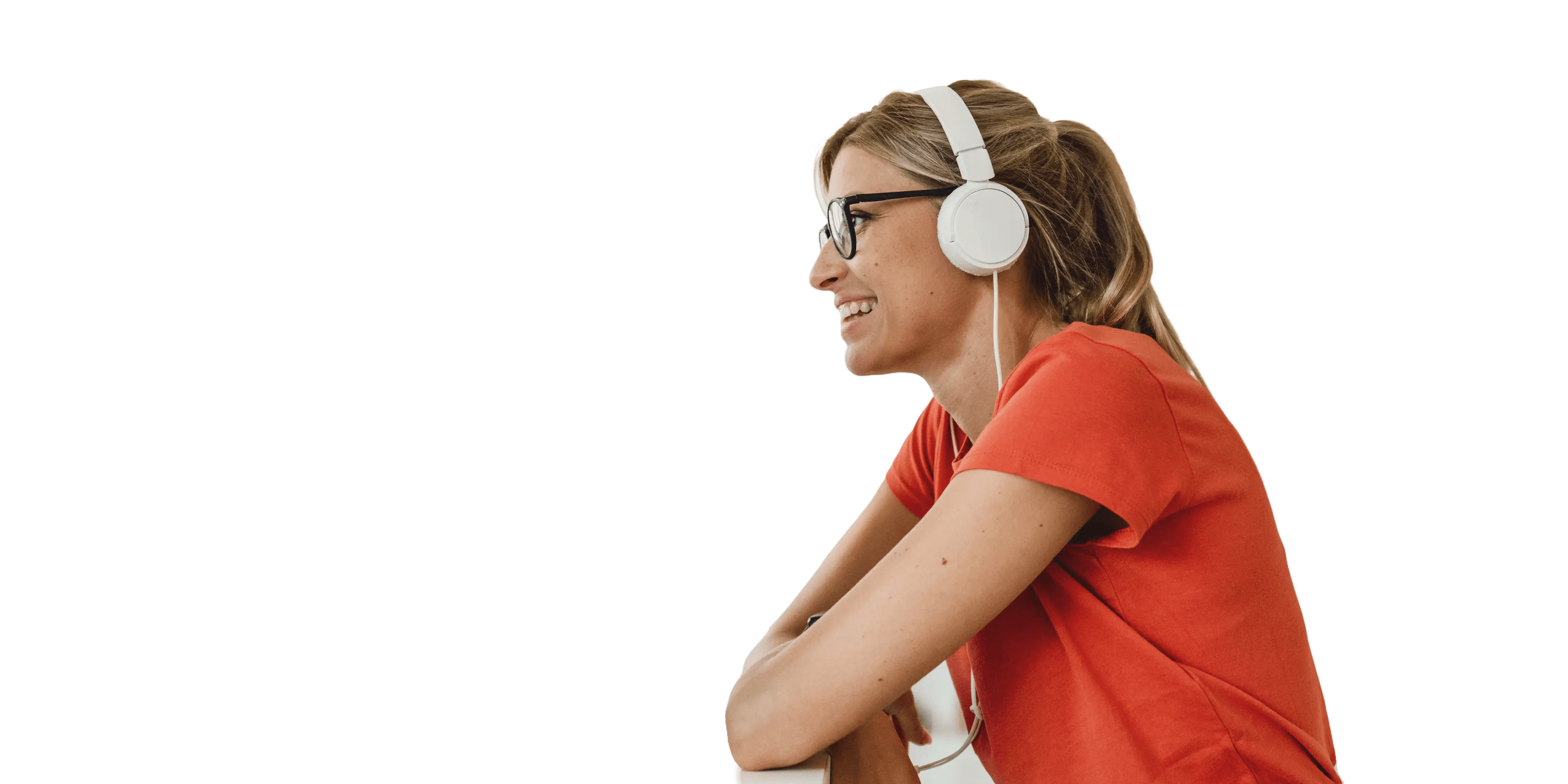 Online Infoveranstaltungen: Studentin mit Headset sitzt vor dem Laptop