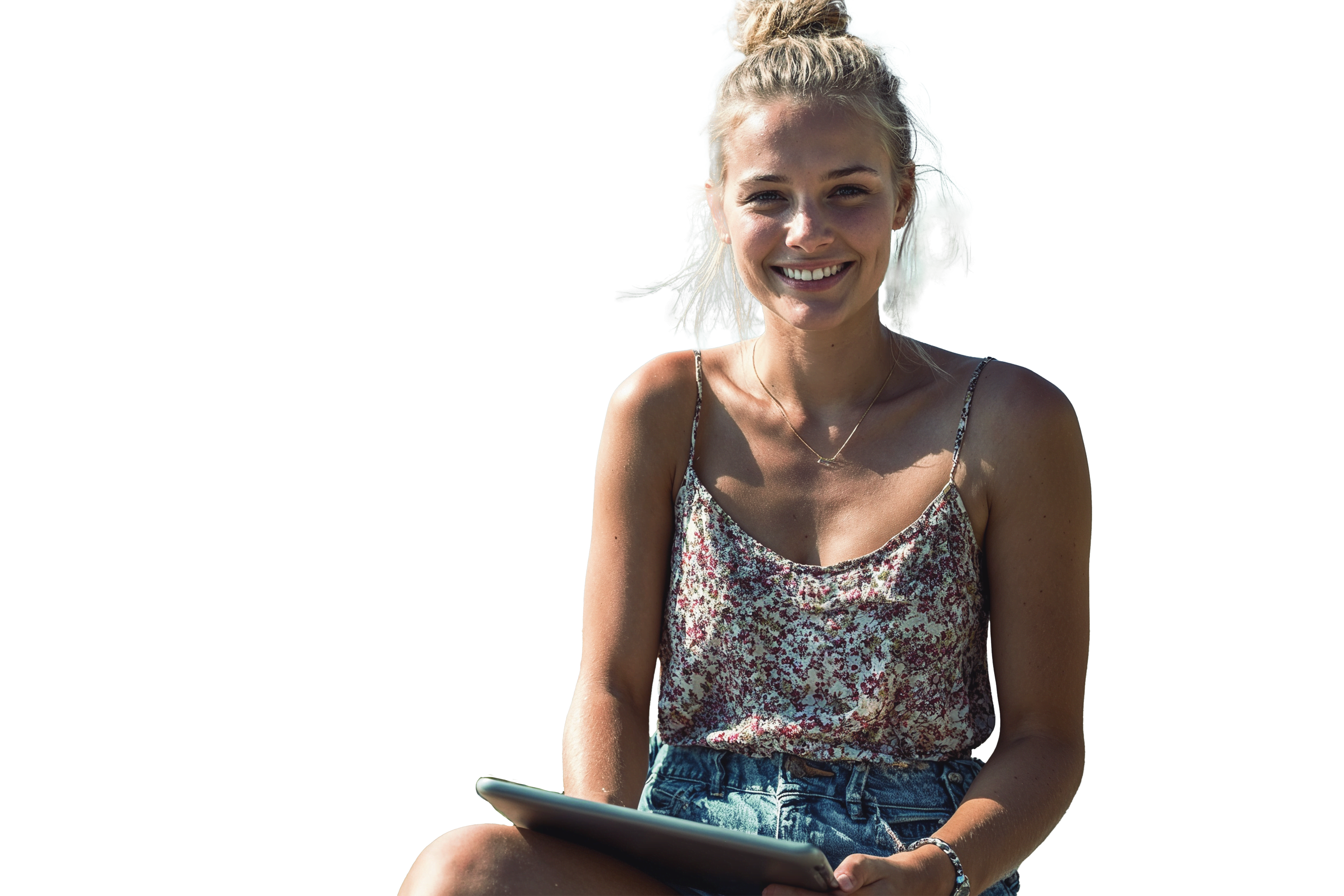 Junge Studentin sitzt mit Tablet am See und lächelt in die Kamera, Sommer, Natur, Freizeit, digitale Arbeit im Freien.