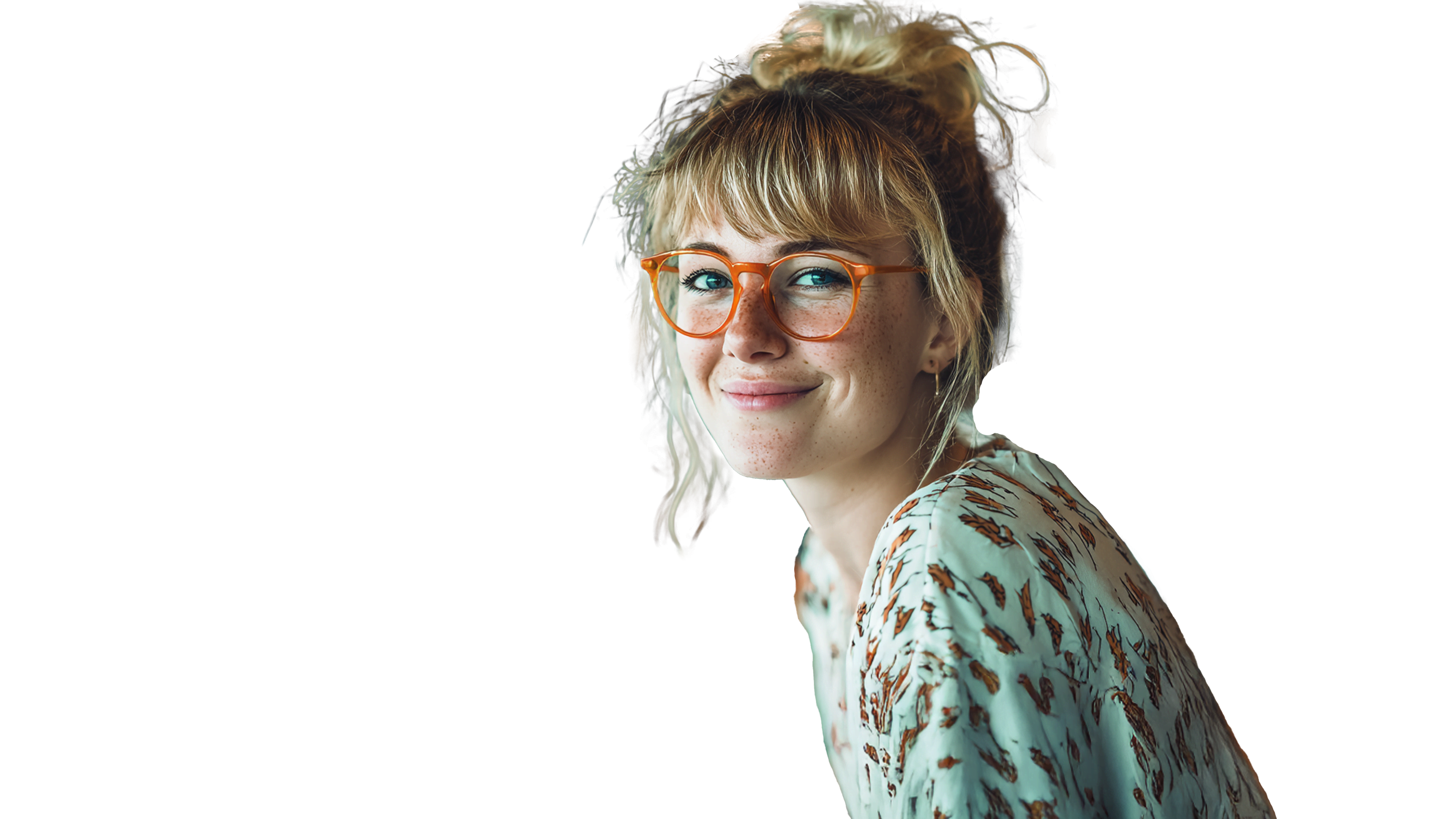 Junge Frau mit Brille und Dutt lächelt in die Kamera